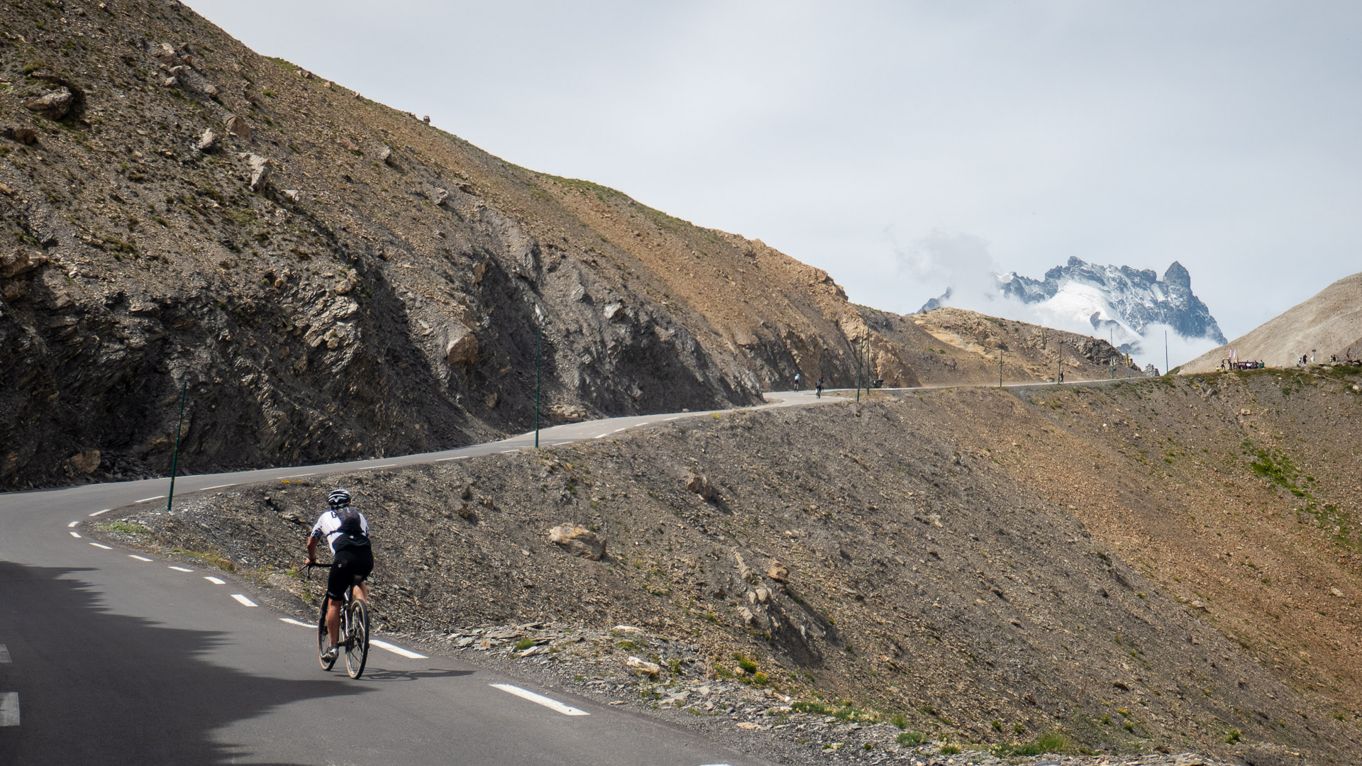 cycliste parcourant les derniers mètres avant d'atteindre le col du Galibier en mode gravel