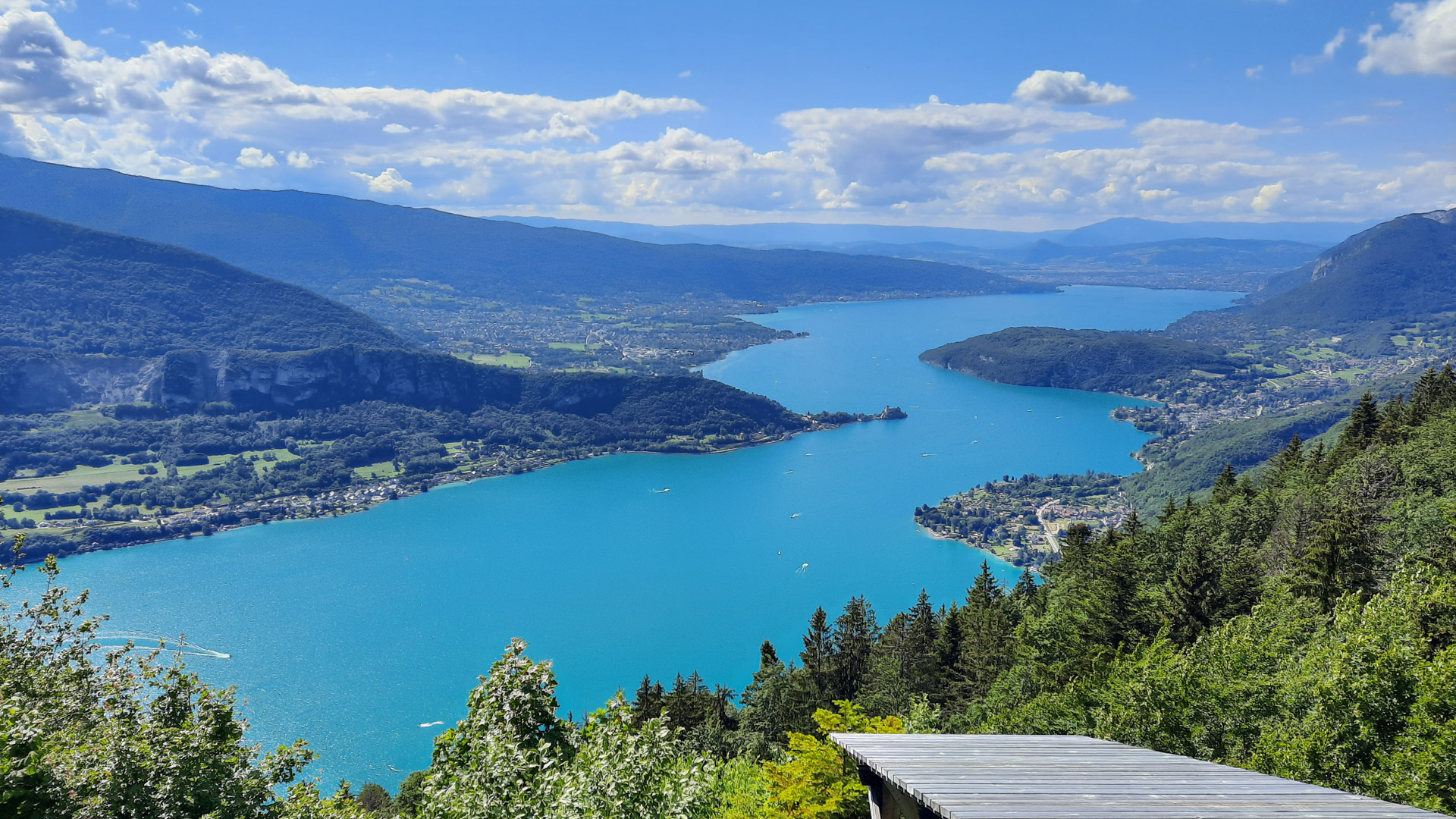 vue panoramique sur le lac d'Annecy