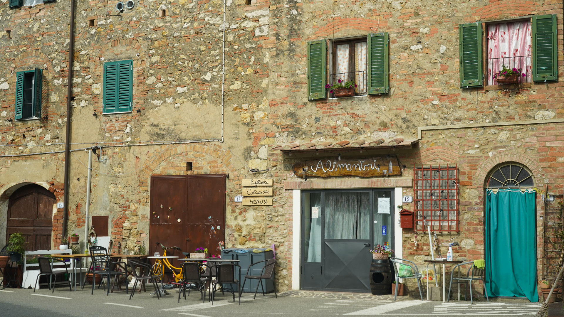 façade d'un magasin dans une petit village de Toscane
