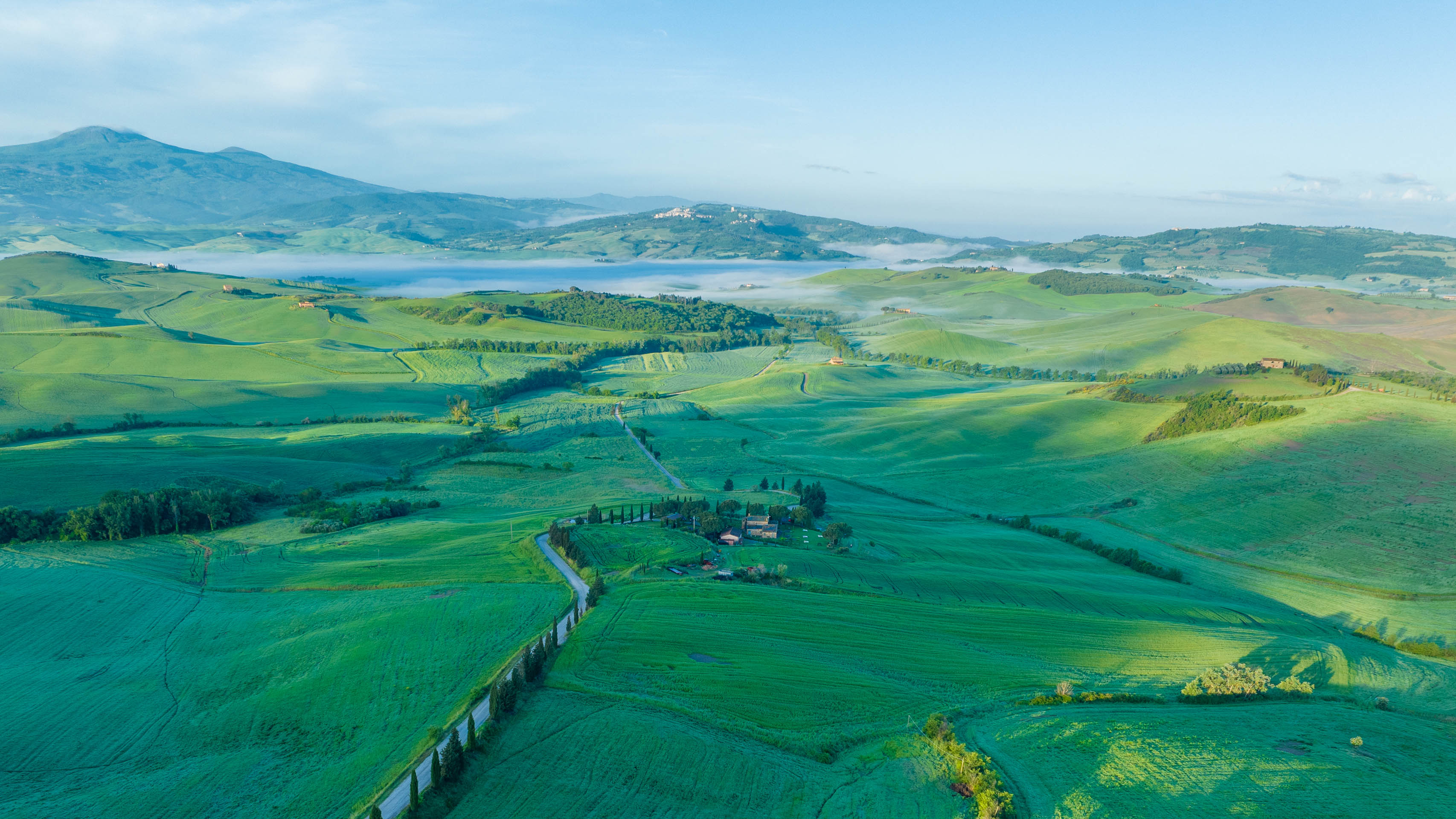 vue plongeante sur le Val d'Orcia et ses collines, vaste vallée dans la province de Sienne, en Toscane