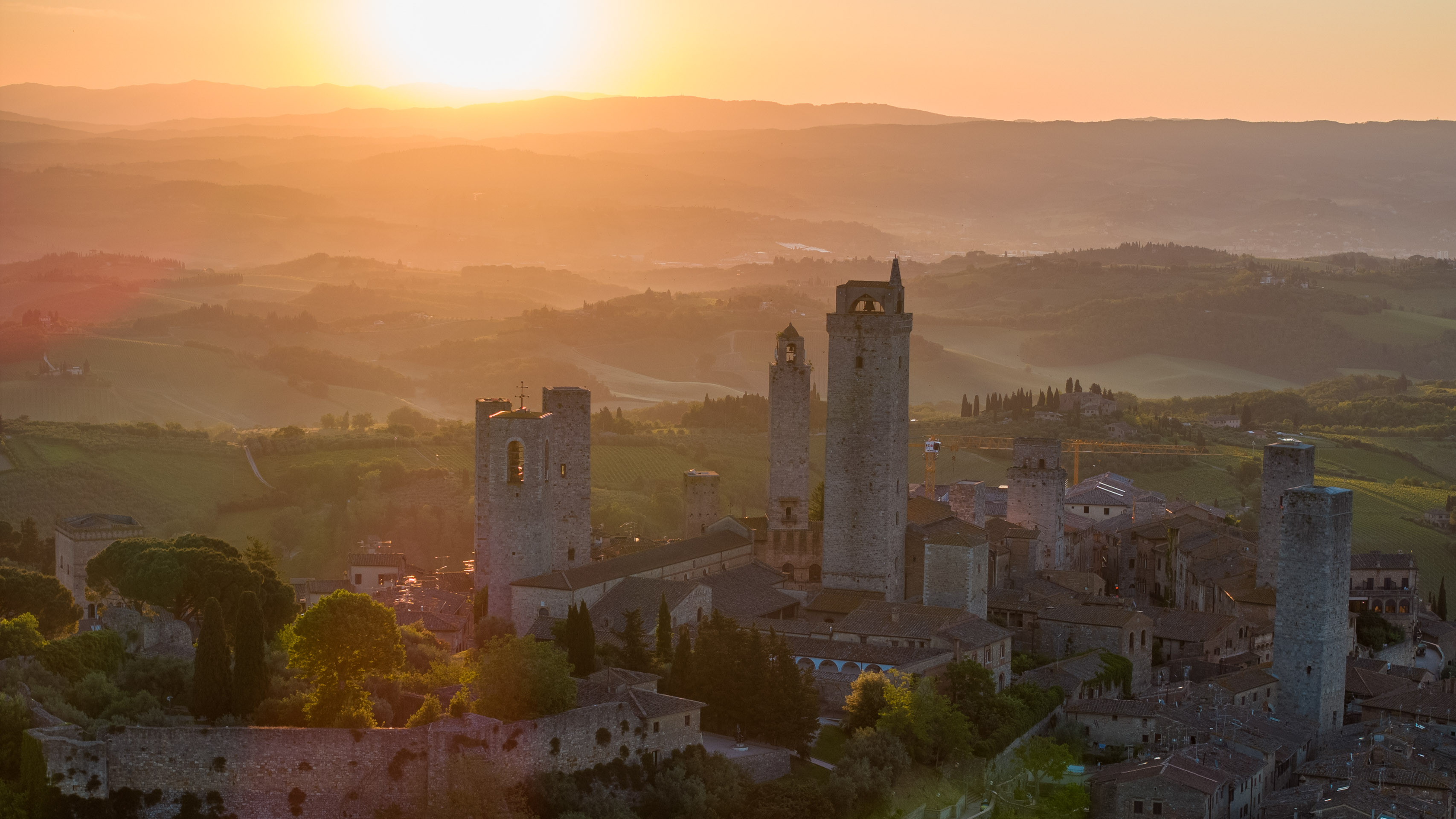 coucher de soleil sur la vieille ville de San Gimignano et ses tours, dans la province de Sienne en Toscane