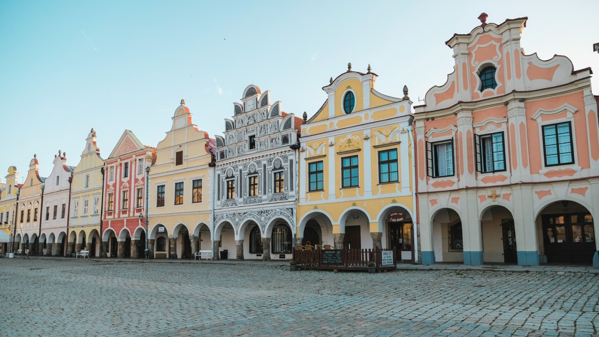 enfilade de maisons colorées à Prague