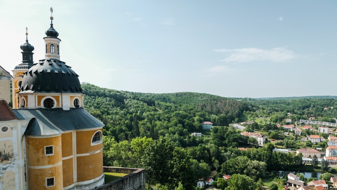 vue sur un monastère en république tchèque