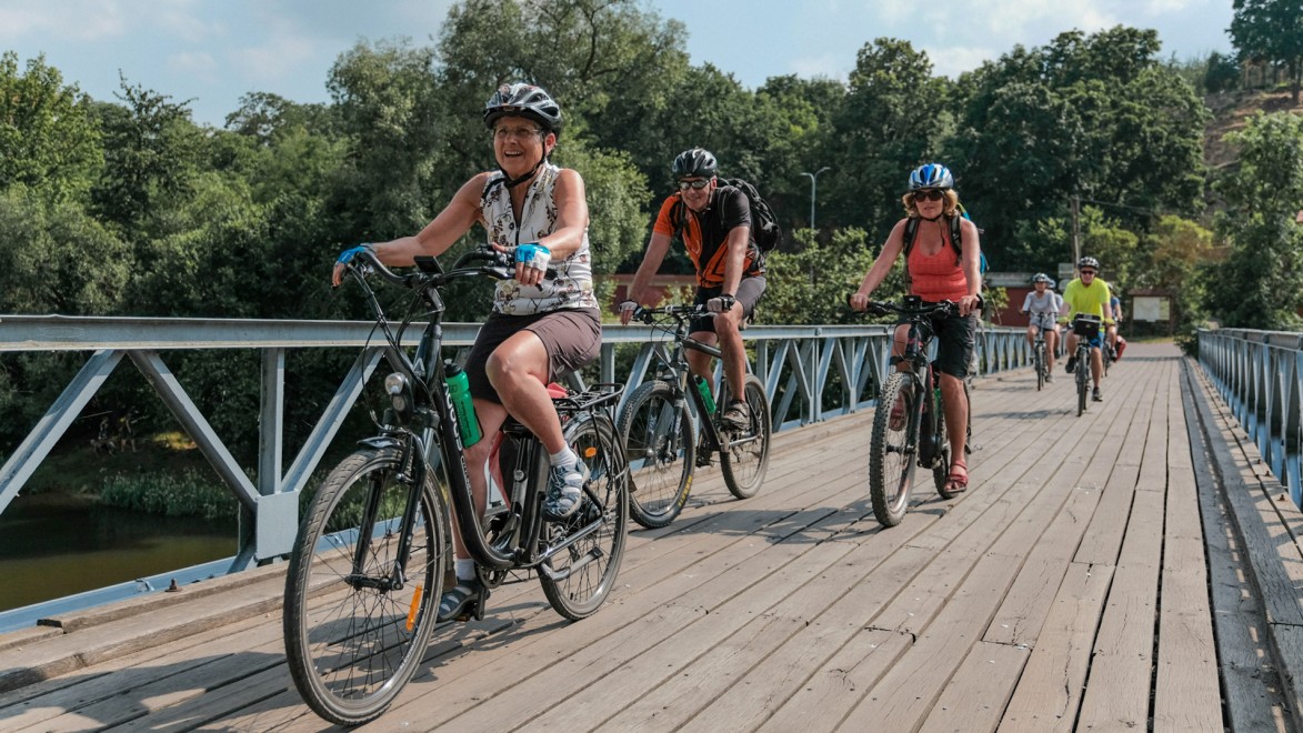 groupe de personnes roulant à vélo sur un pont en république tchèque