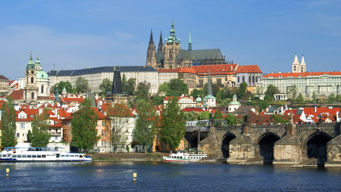 vue sur une cathedrale de Prague depuis la rivière Vitava