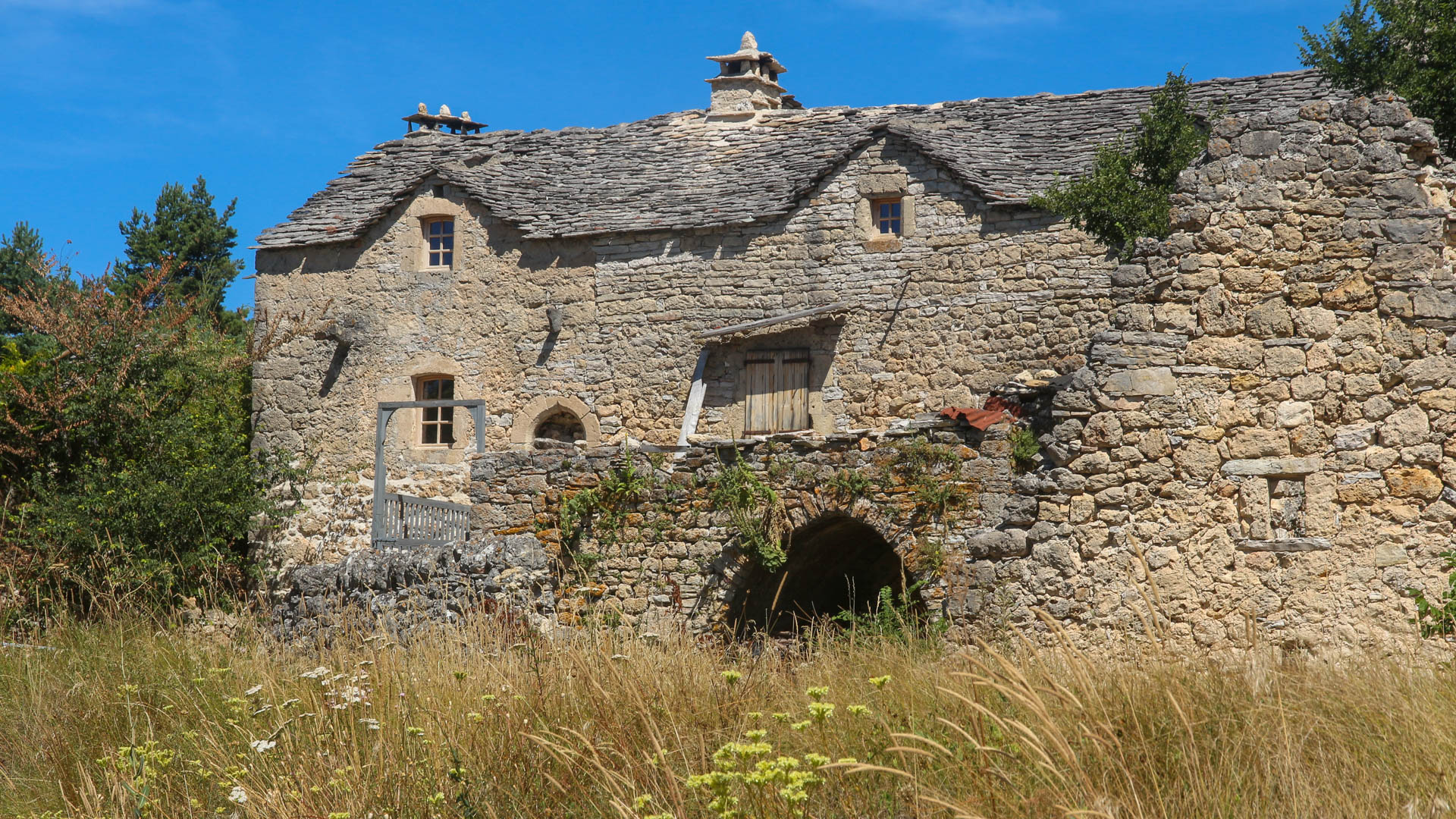 habitation typique en pierre du hameau de la Caxe, en Lozère