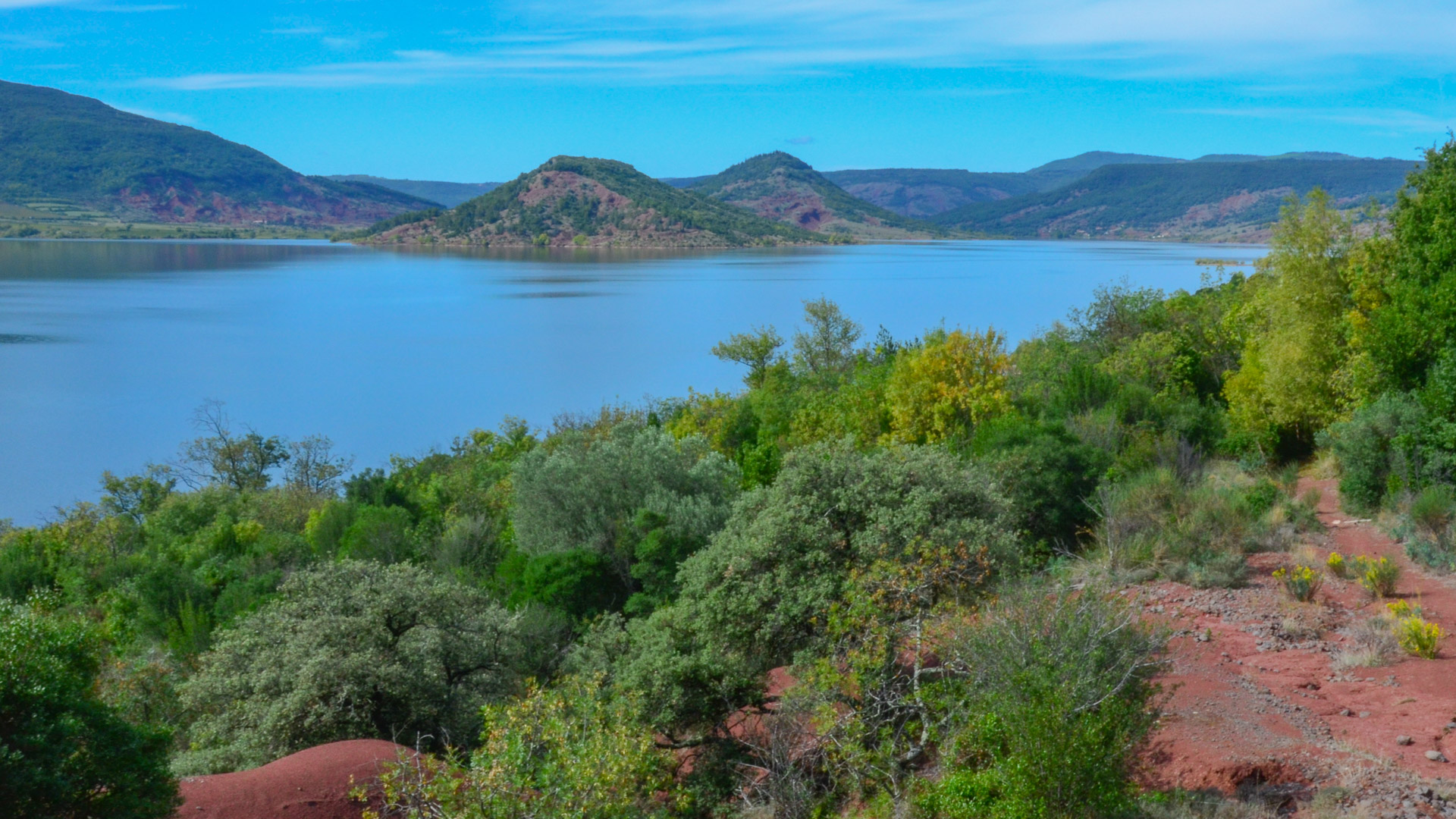 vue sur le lac de Salagou, avec les collines ocre en arrière plan