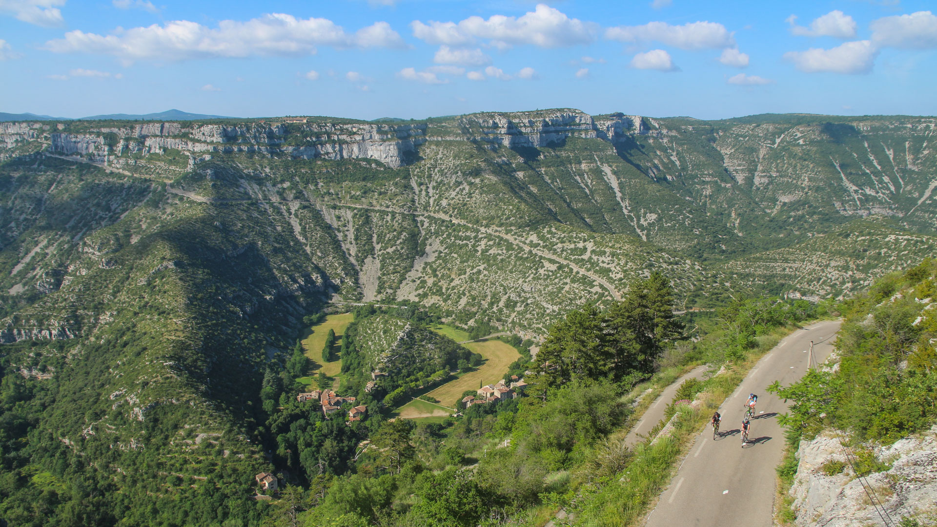 vue sur le cirque de Navacelles et ses falaises calcaires