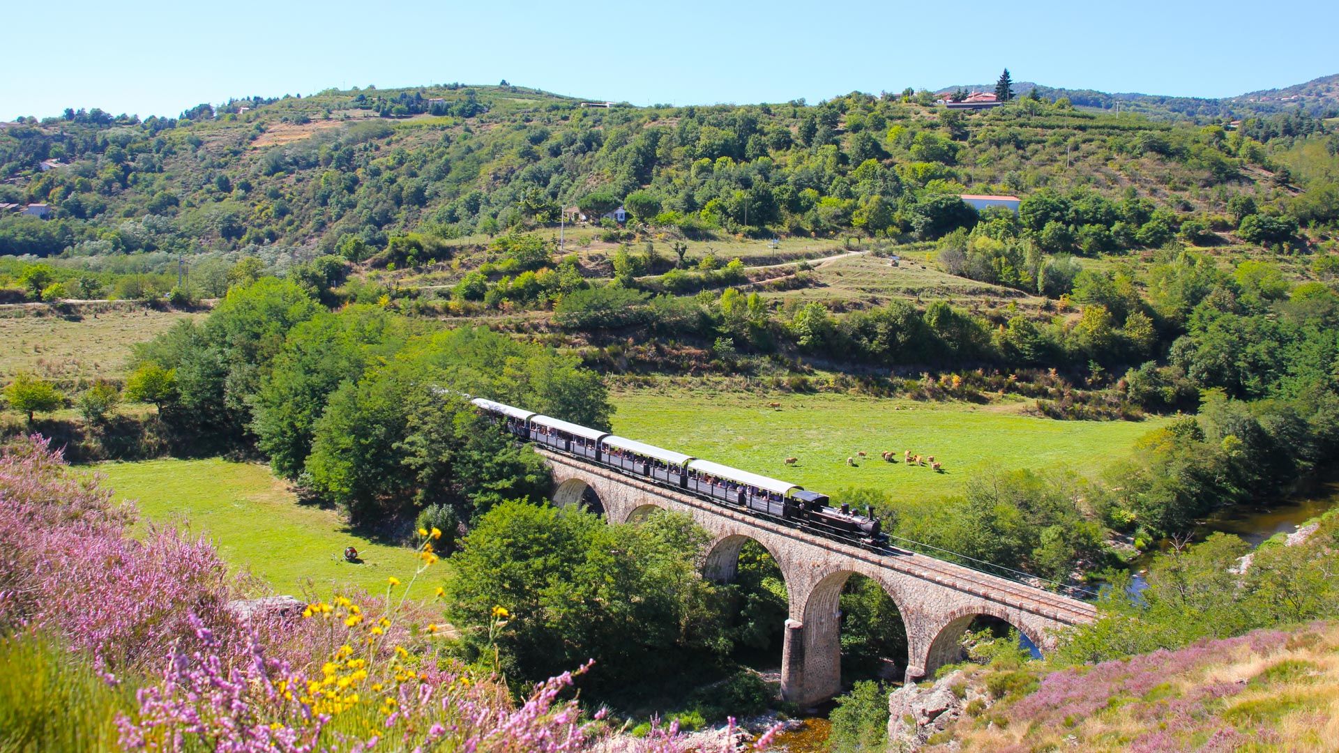 le Mastrou sur un viaduc en Ardèche