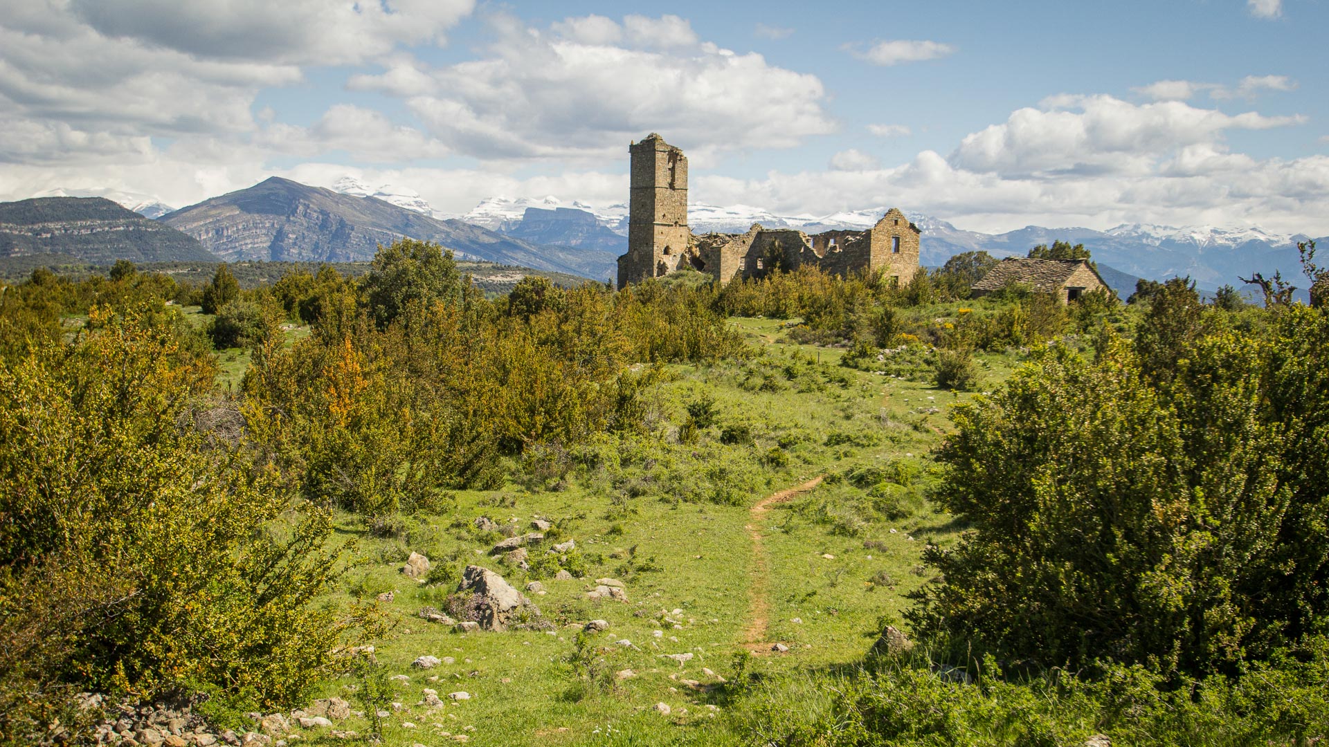 village abandonné en ruines de Morcat, situé sur un plateau montagneux