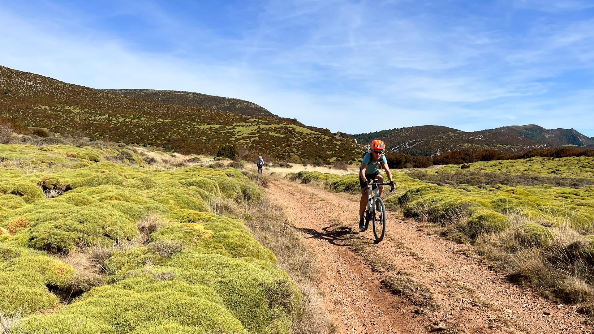 des cyclistes gravel sur un petit chemin au milieu d'un plateau sauvage