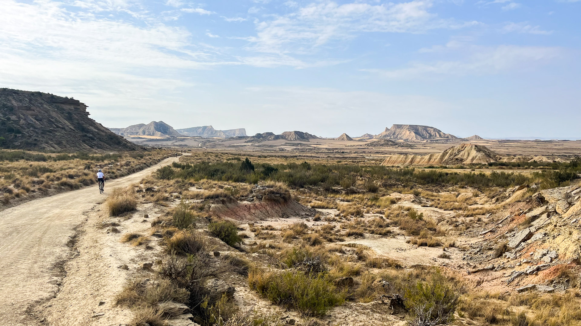 cycliste en gravel sur un chemin, au cœur du désert des Bardenas