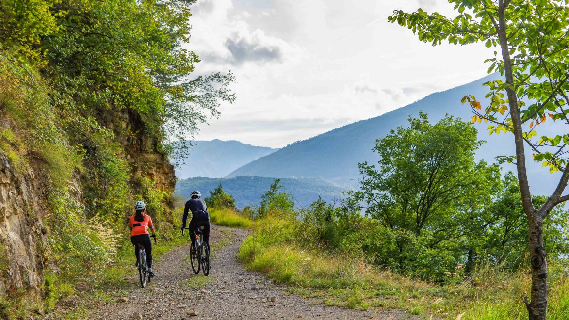deux cyclistes sur une piste de montagne dans le Mercantour
