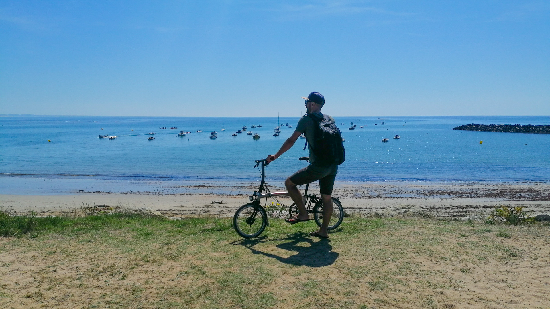 vacances à vélo et regard vers le large