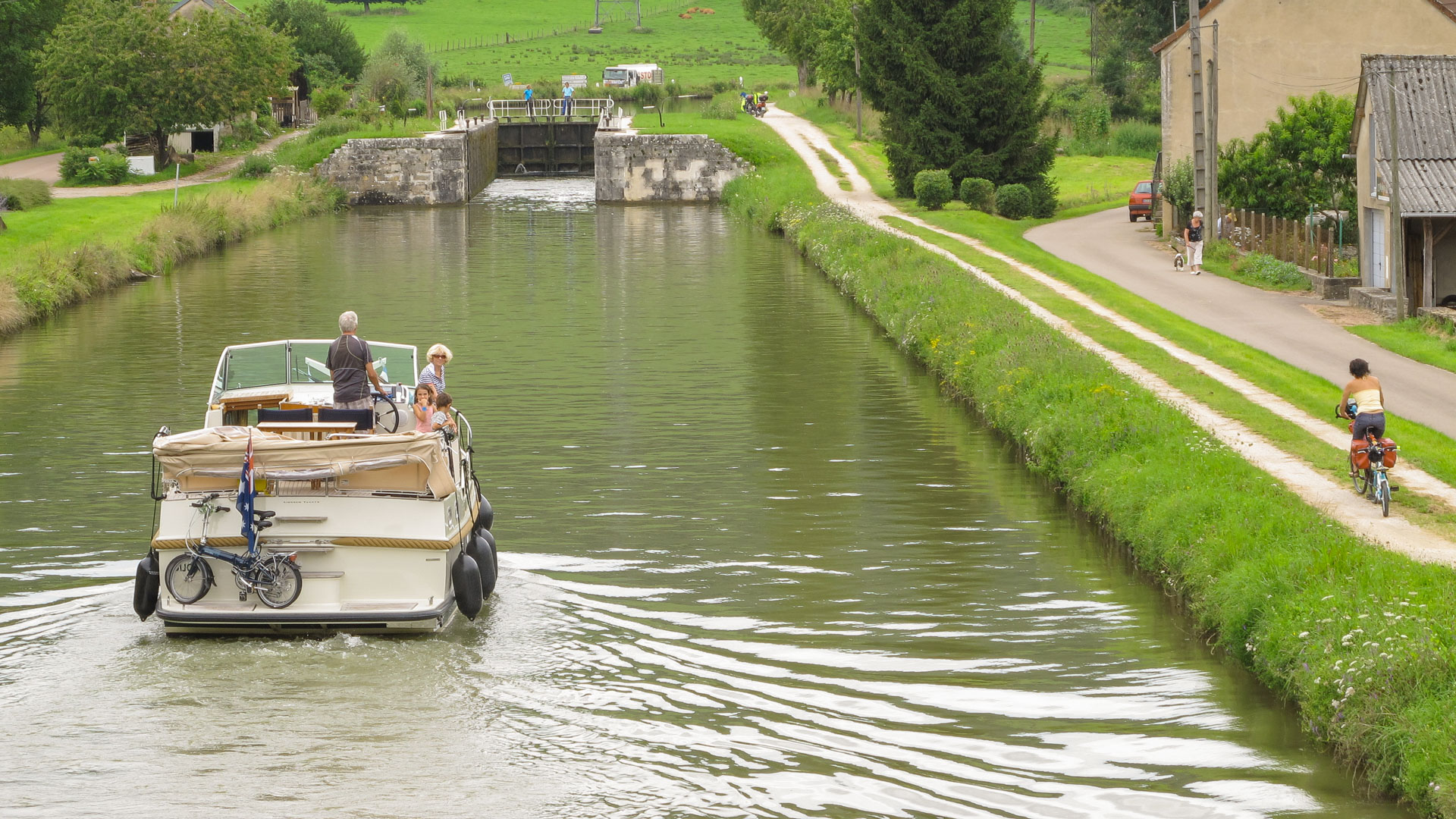 bateau et vélo sur le canal, arrivée à l'écluse