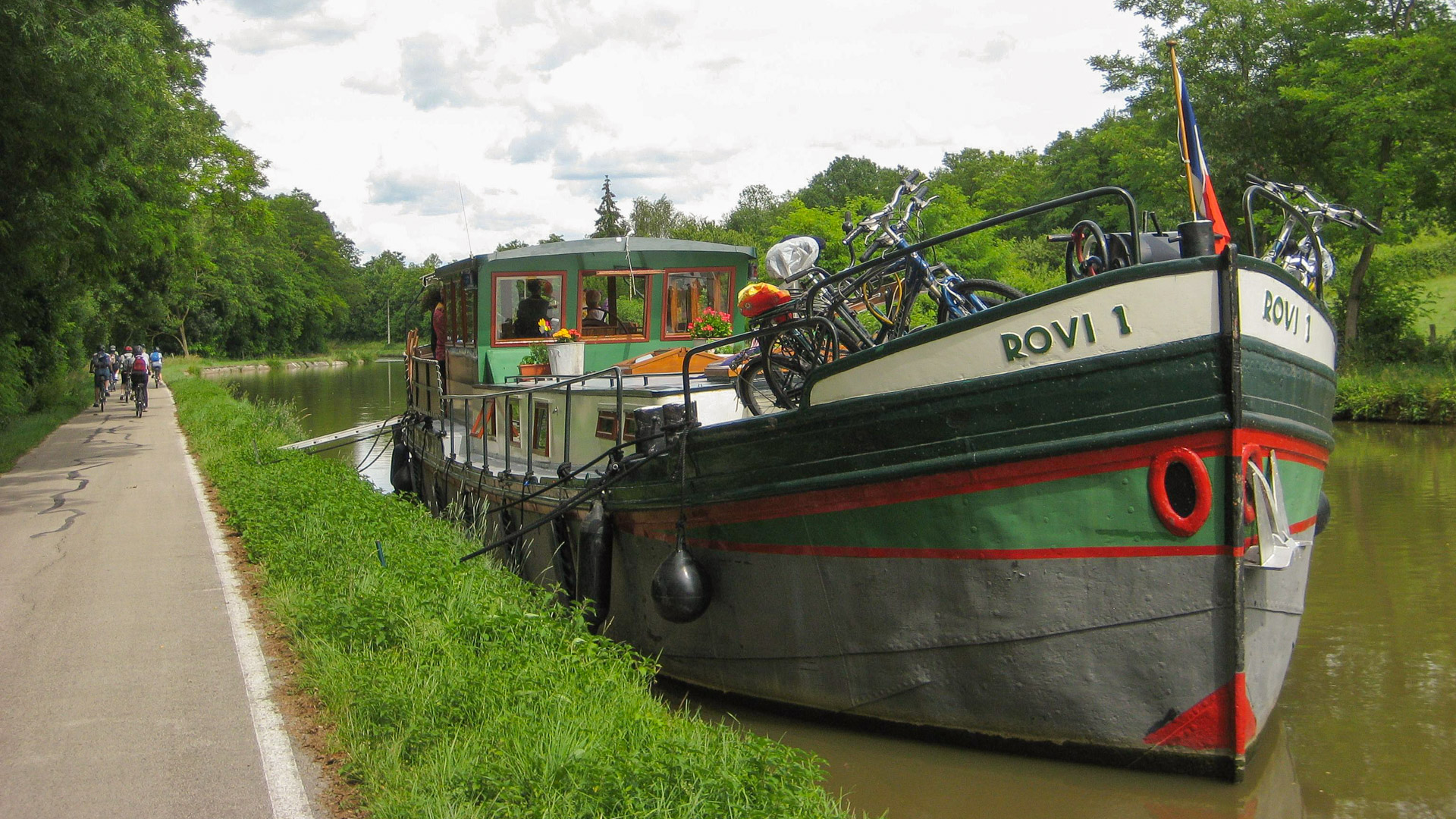 vélos sur voie cyclable le long du canal de Bourgogne