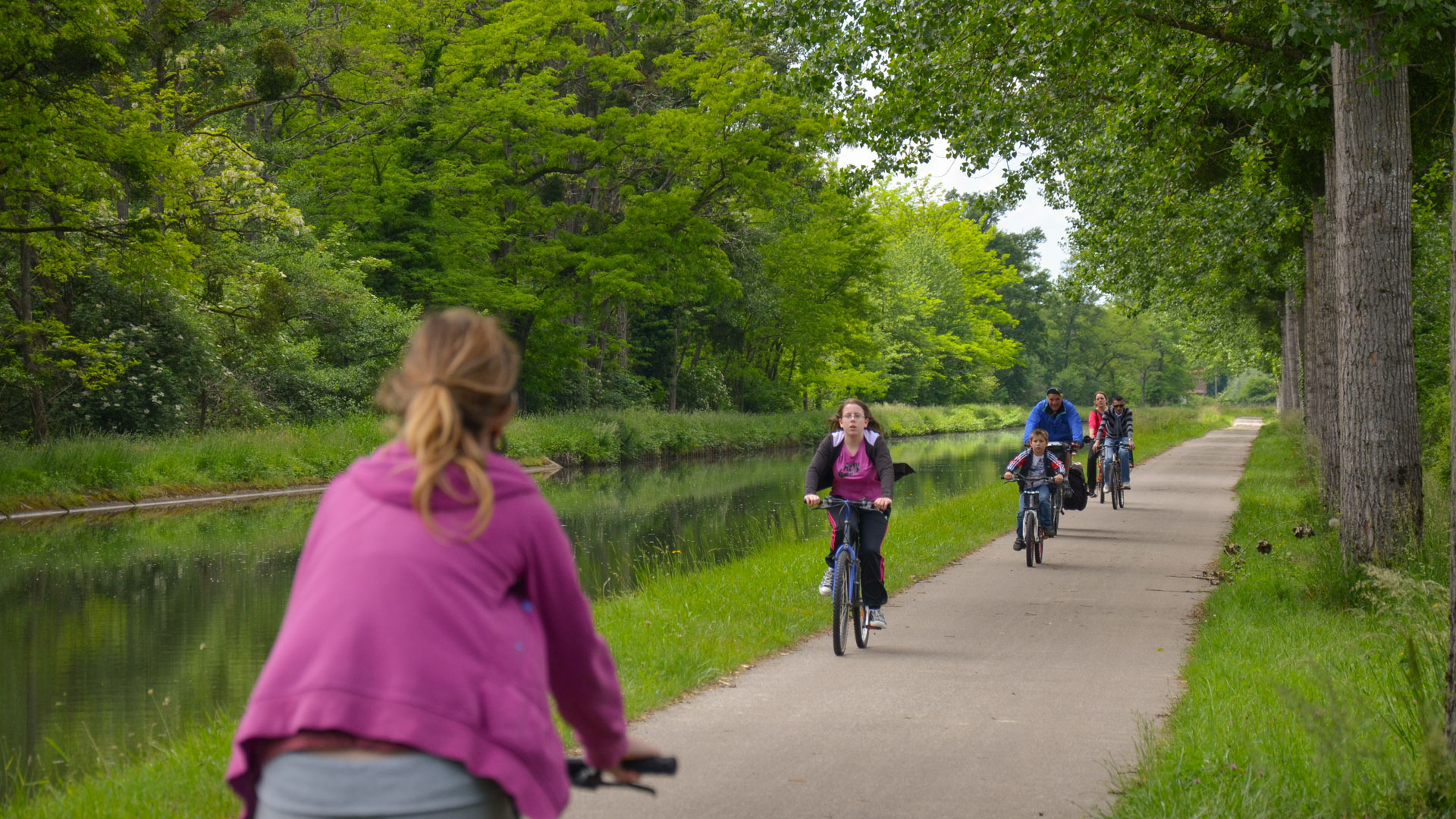 croisement de vélos sur voie verte en Bourgogne