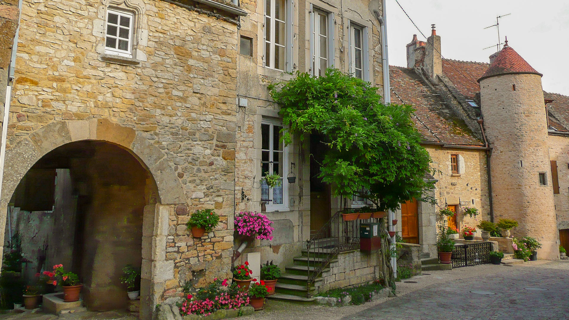 vieux village en pierre bourguignon