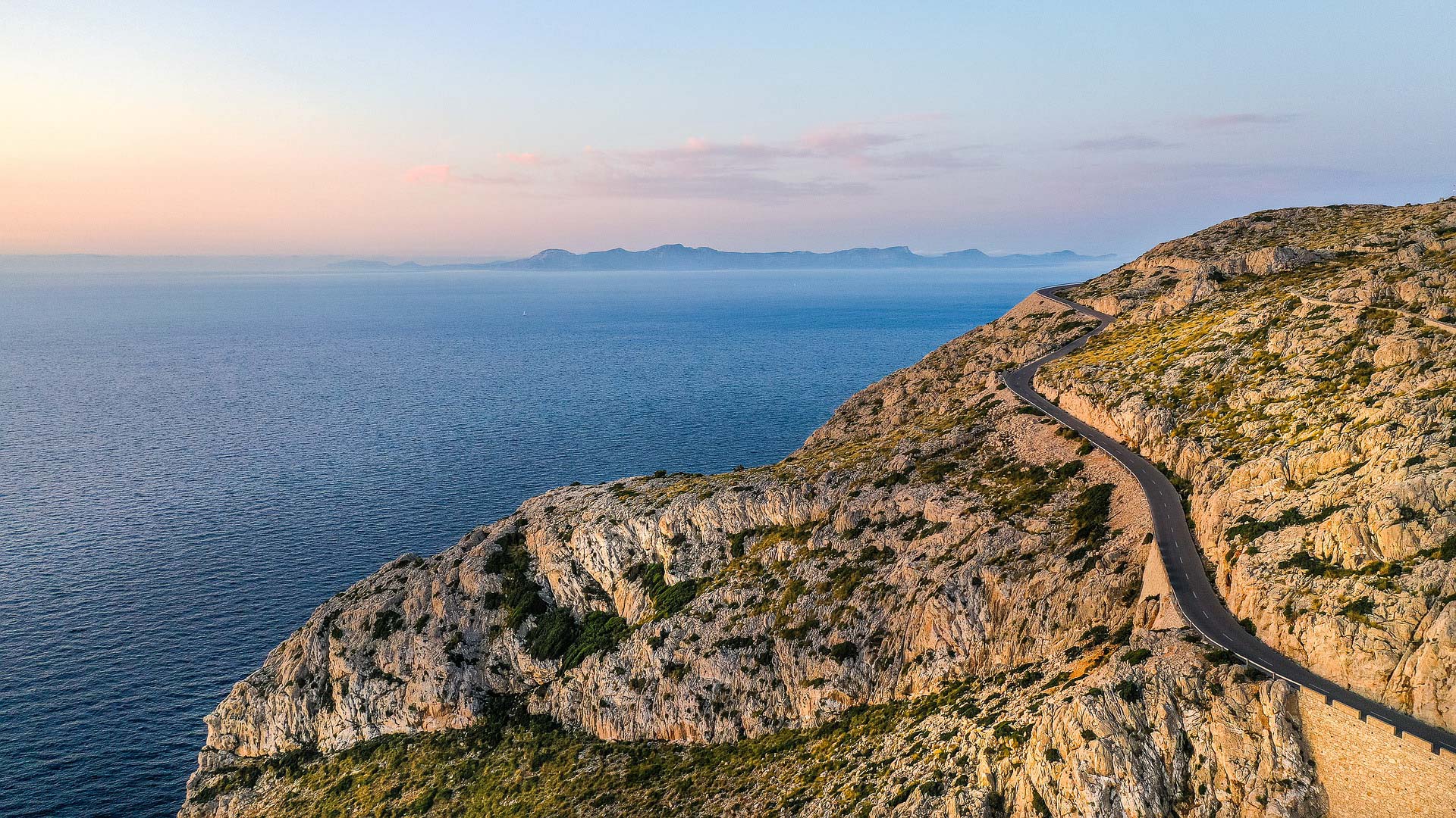 route en balcon qui mène au Cap de Formentor, avec la lumière du soir