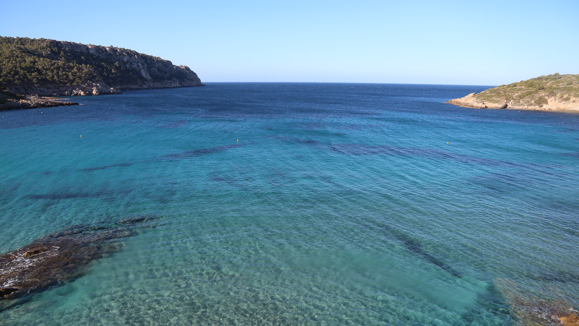 une plage avec l'eau turquoise de la mer