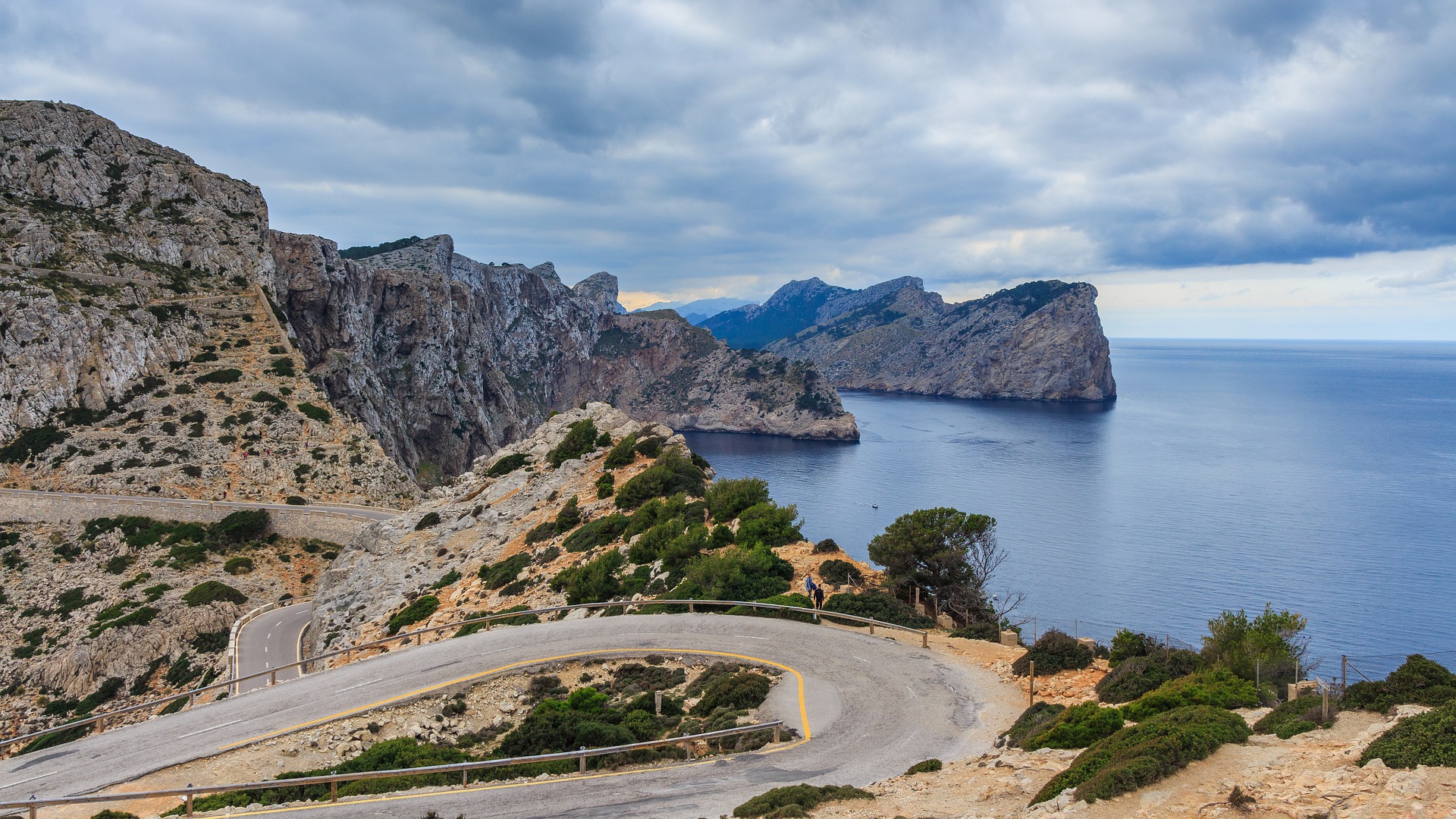 route sinueuse en balcon avec vue sur la mer et sur les falaises