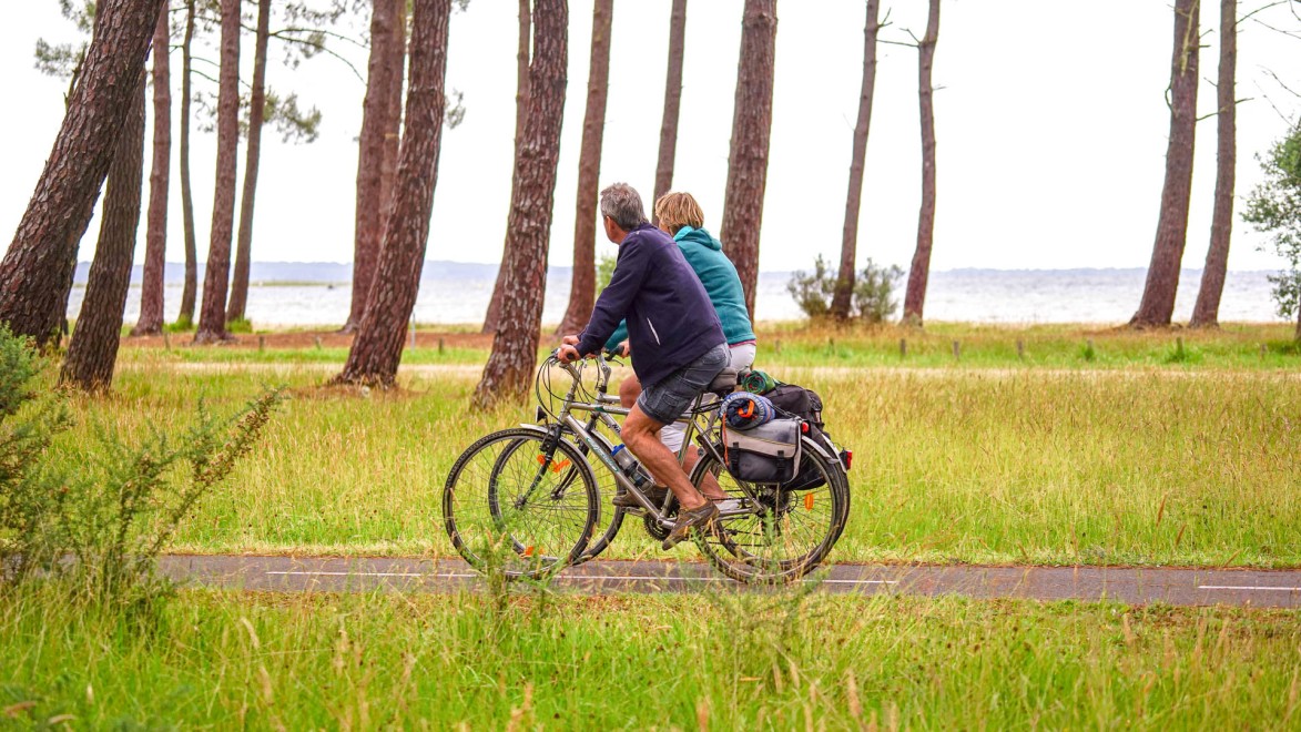couple à vélo sacoche sur la Vélodyssée