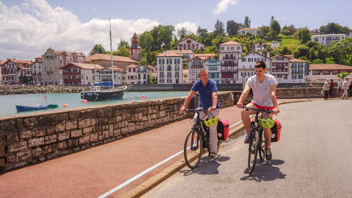 voyageurs à vélo proche d'un port de plaisance du pays basque
