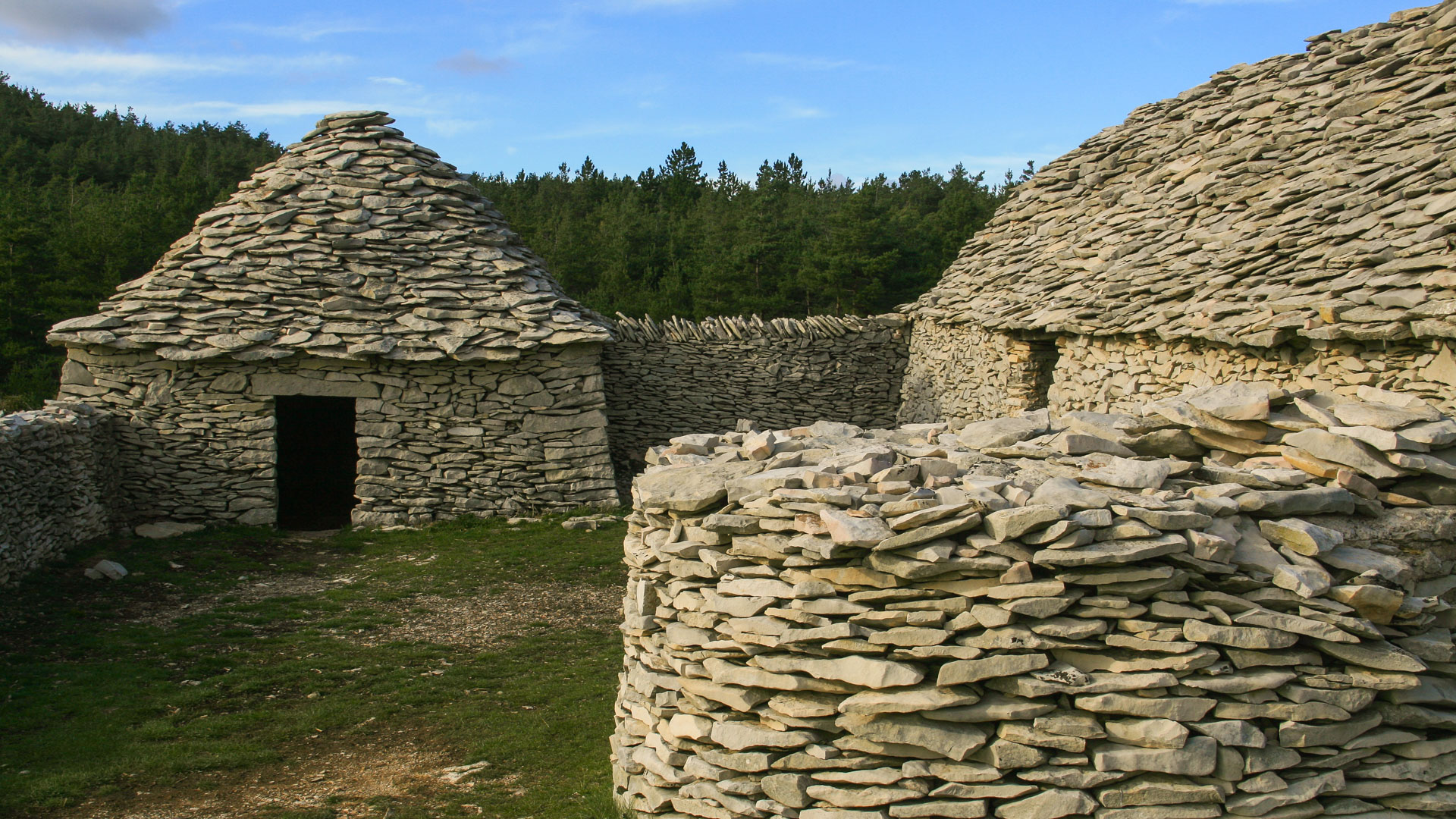 les capitelles, anciennes maisons en pierres sèches de Provence