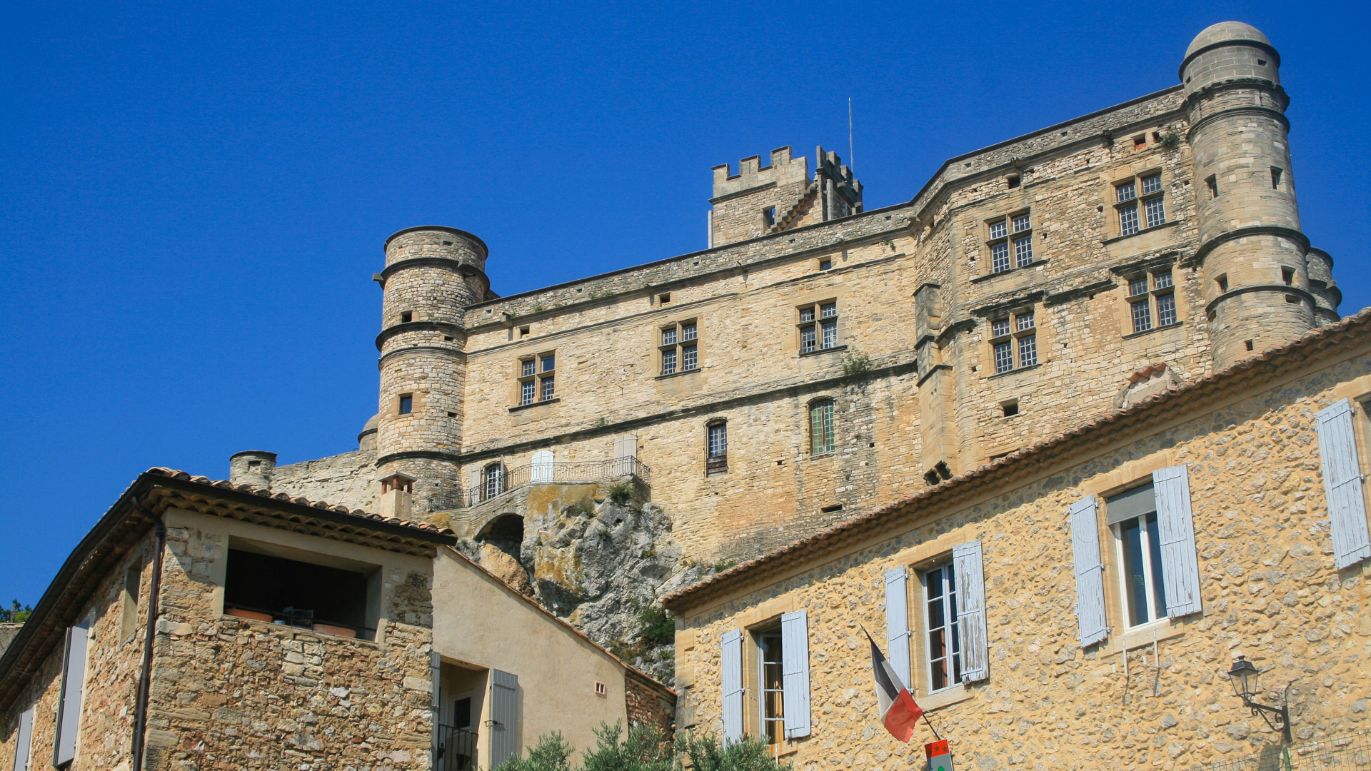 château dans un village de Provence