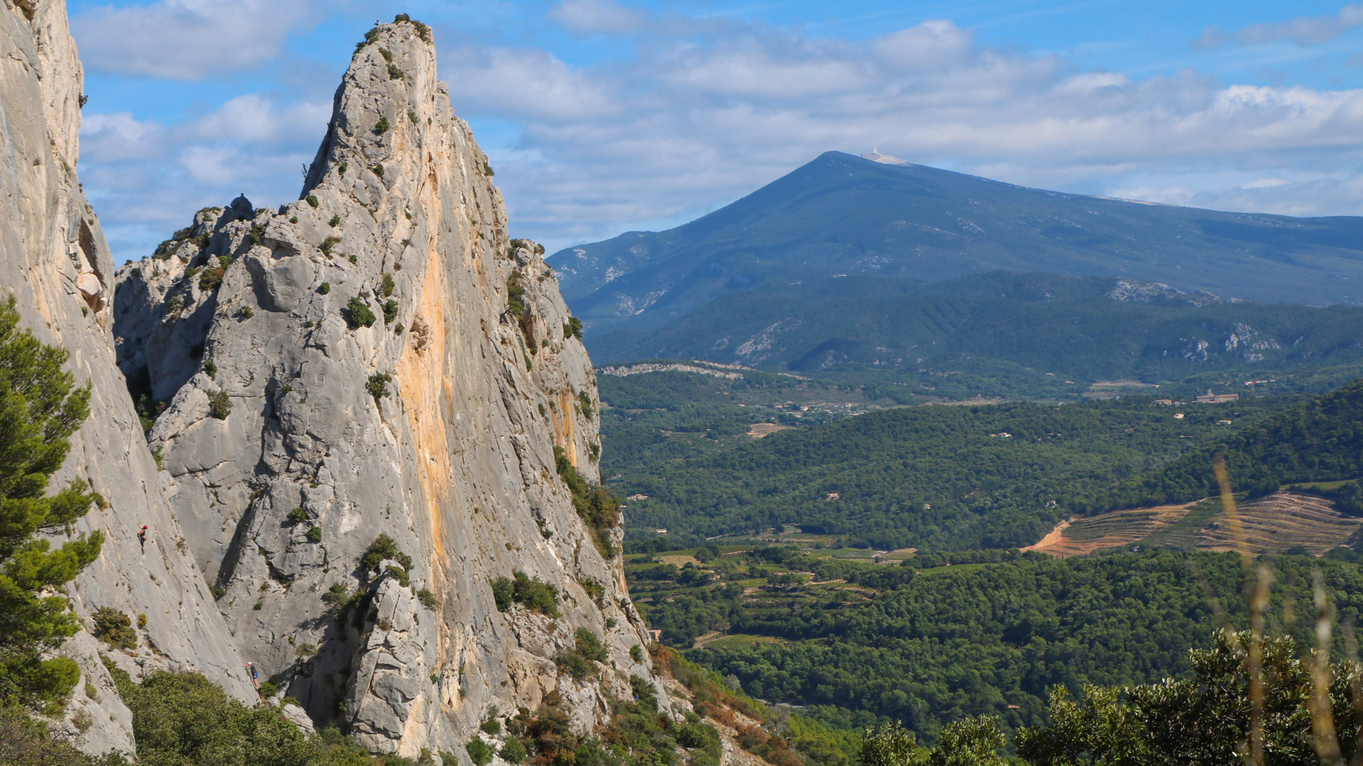 falaise élancée devant le Mont Ventoux en Provence
