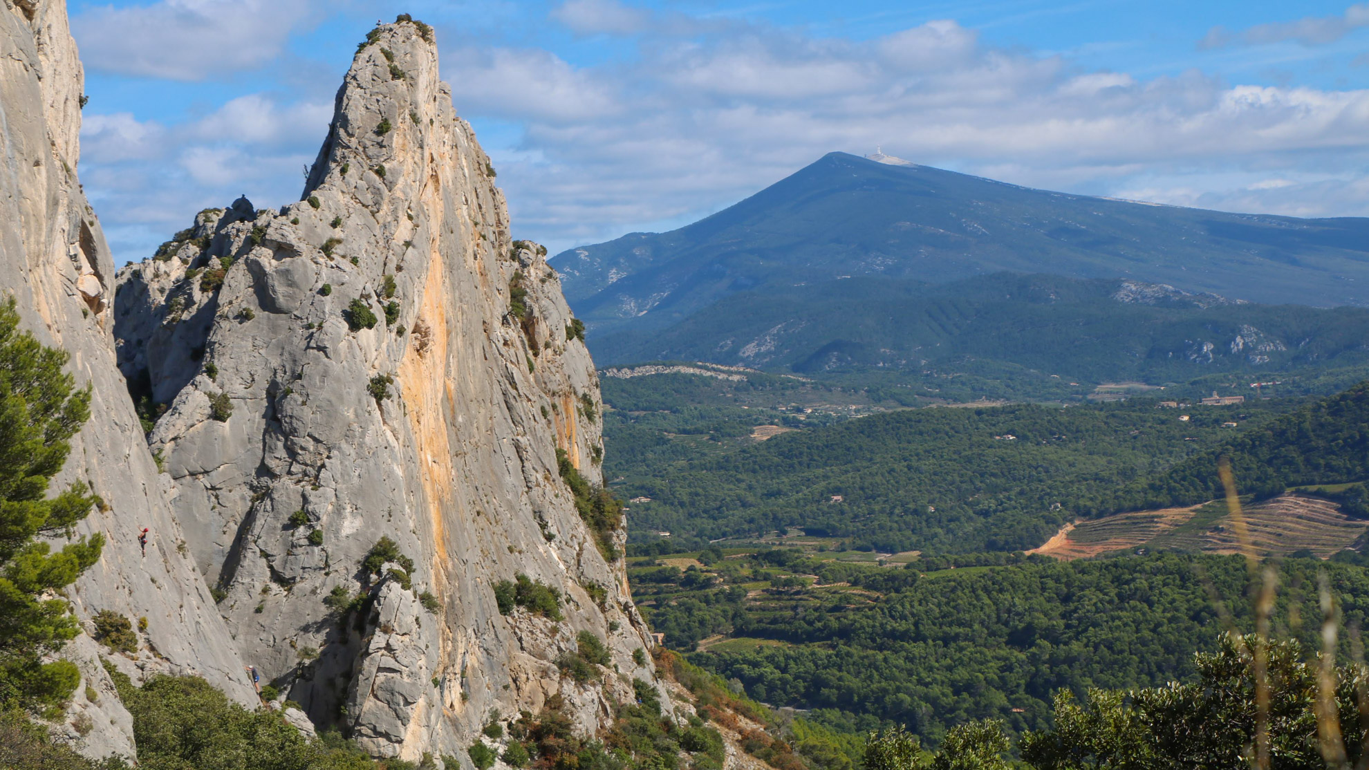 falaise élancée devant le Mont Ventoux en Provence