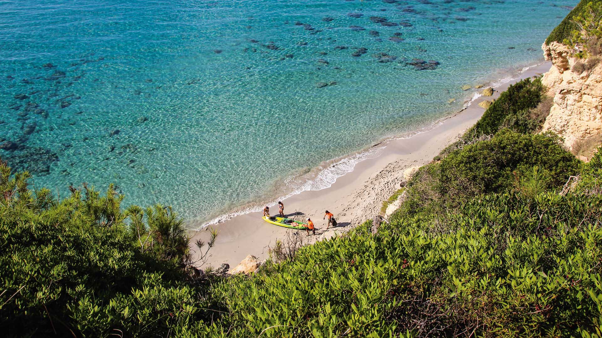 plage de Minorque avec un kayak de mer