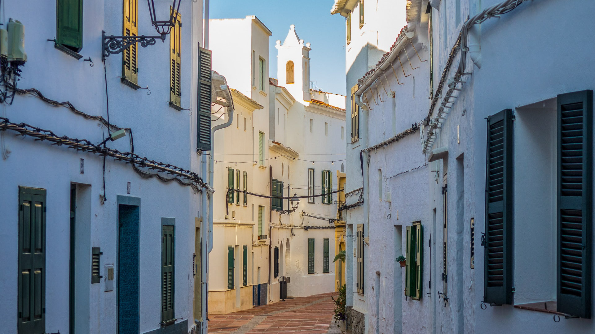 rue de village à Minorque, aux maisons blanches