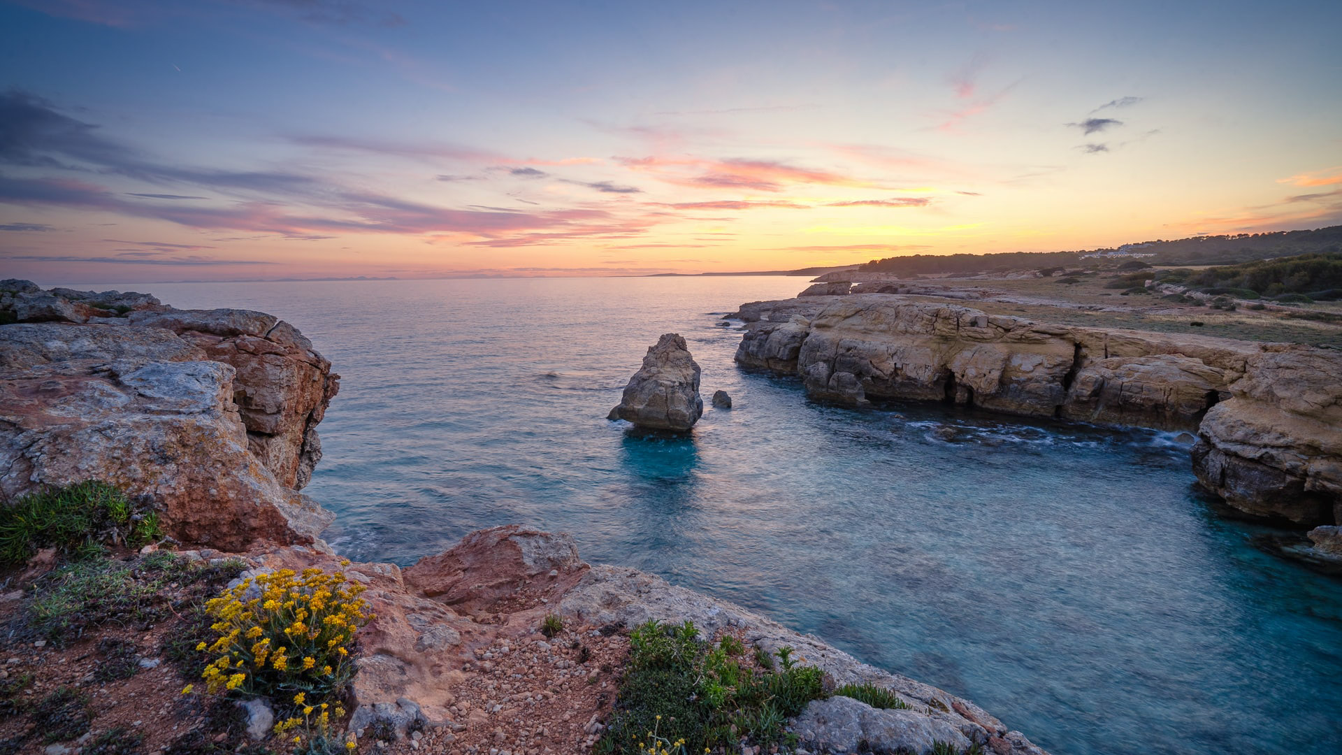 la côte découpée de l'île de Minorque aux Baléares