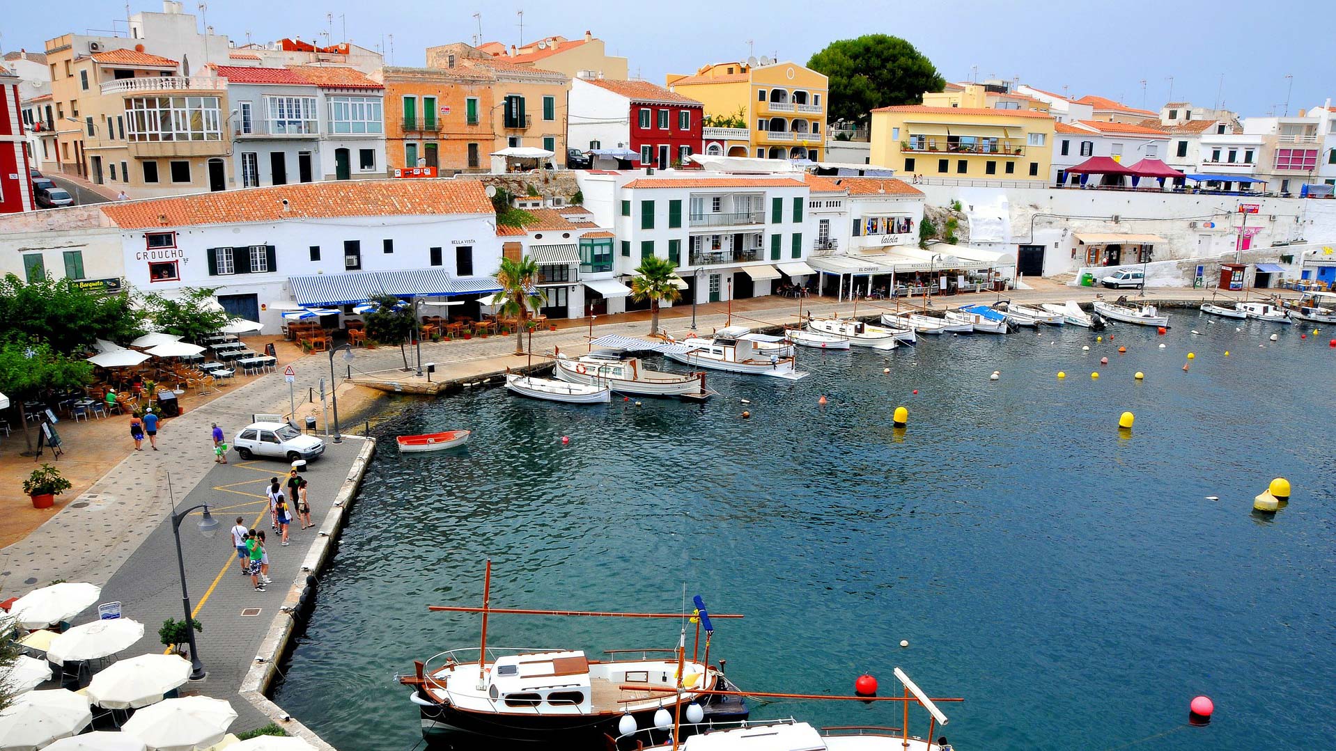 petit bourg et port coloré sur la côte de Minorque