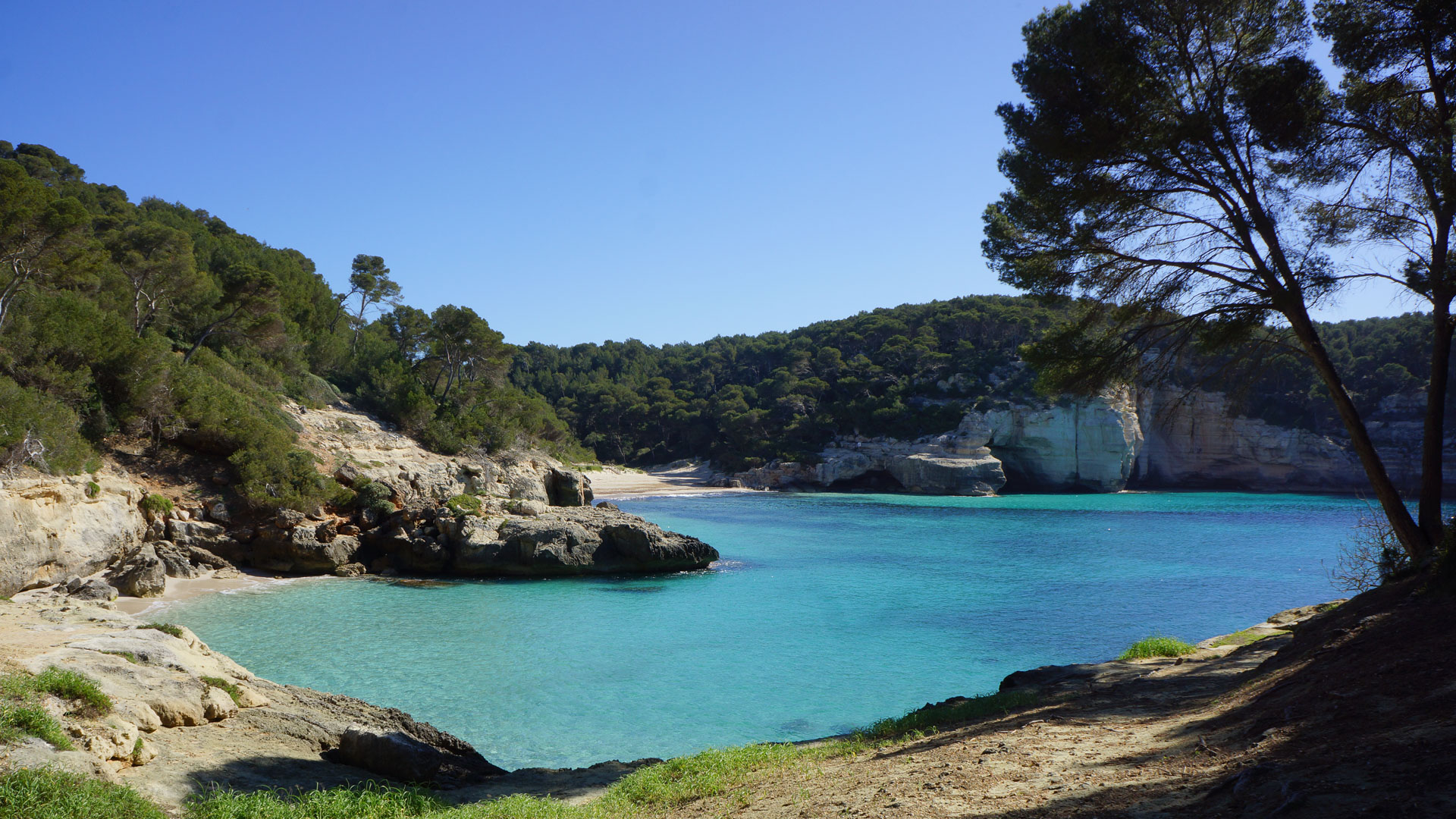 crique secrète et tranquille à Minorque avec eau turquoise
