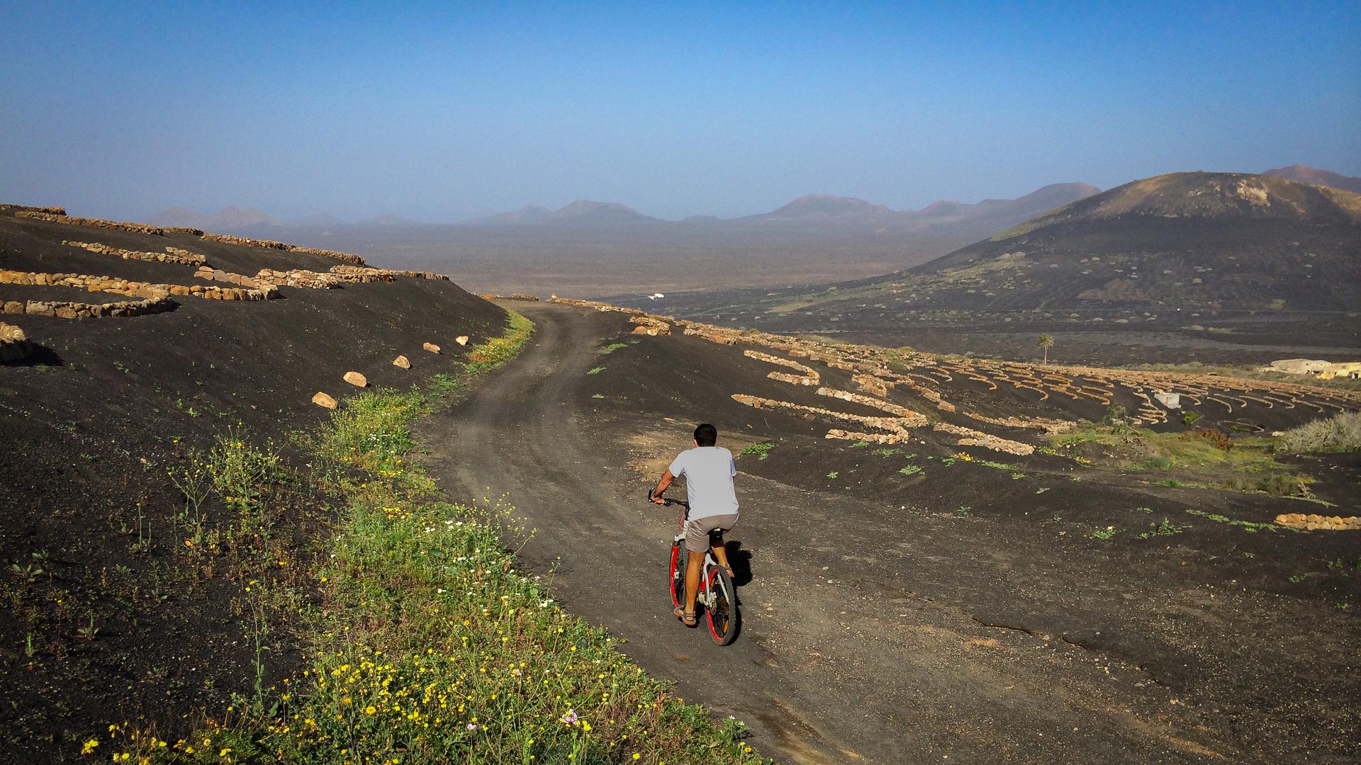 à vélo sur le tour de Lanzarote dans l'archipel des Canaries