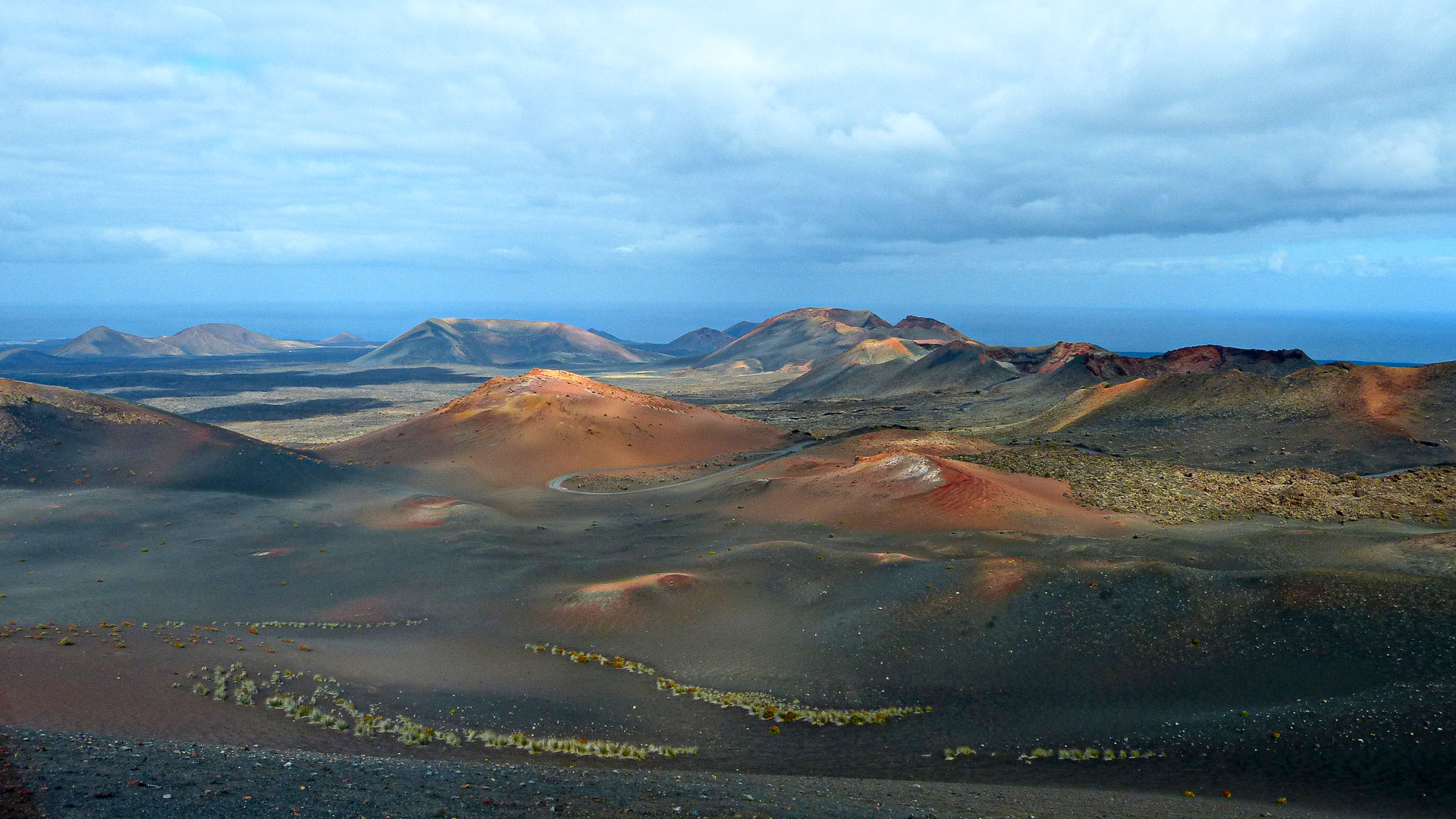 impressionnant paysage de cônes et de cratères volcaniques