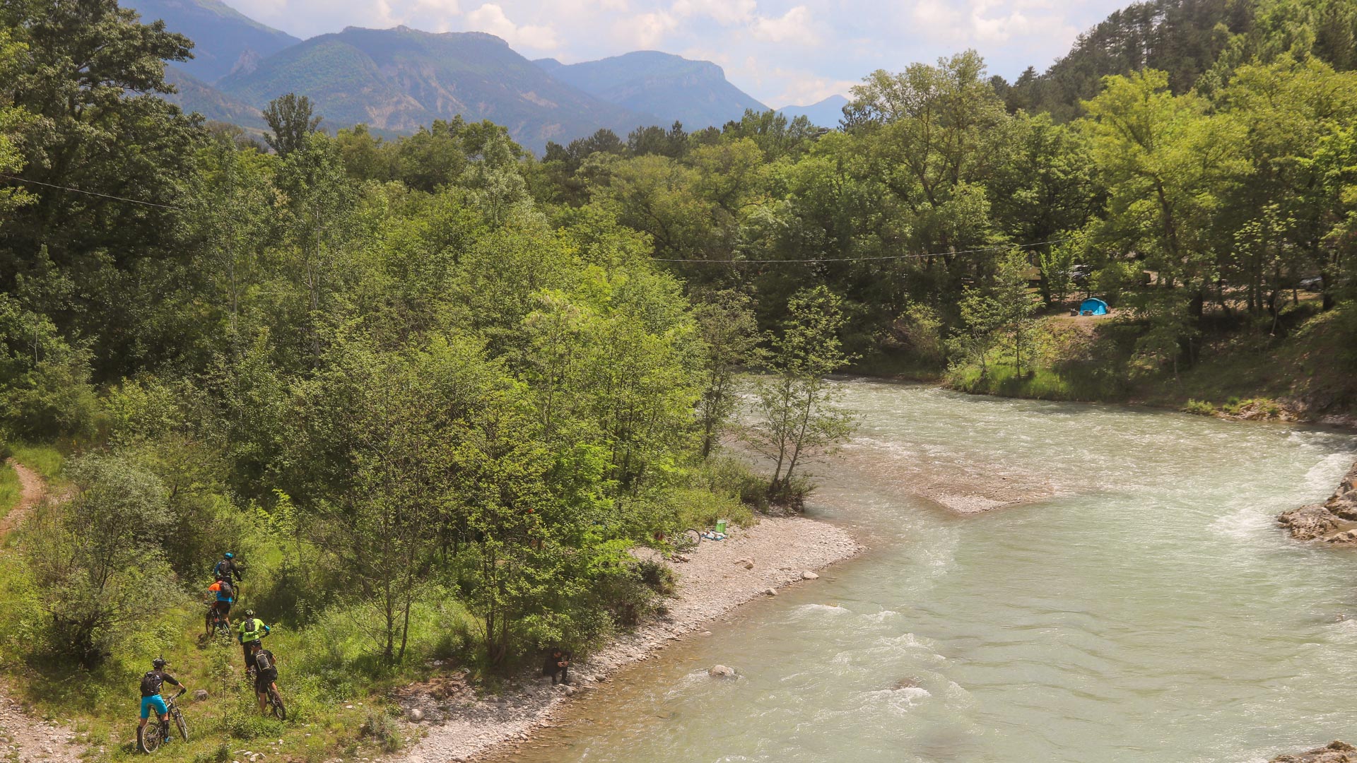 la rivière Drôme coule au pied du Vercors