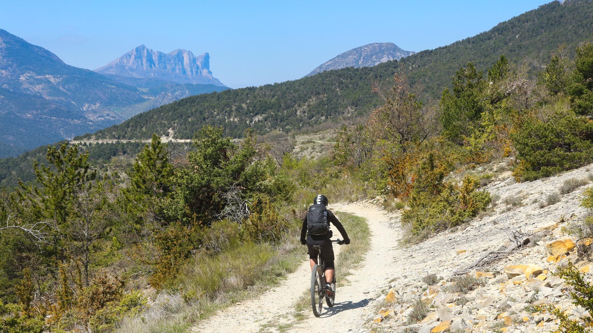 un VTTAE se dirige en direction des falaises des trois becs