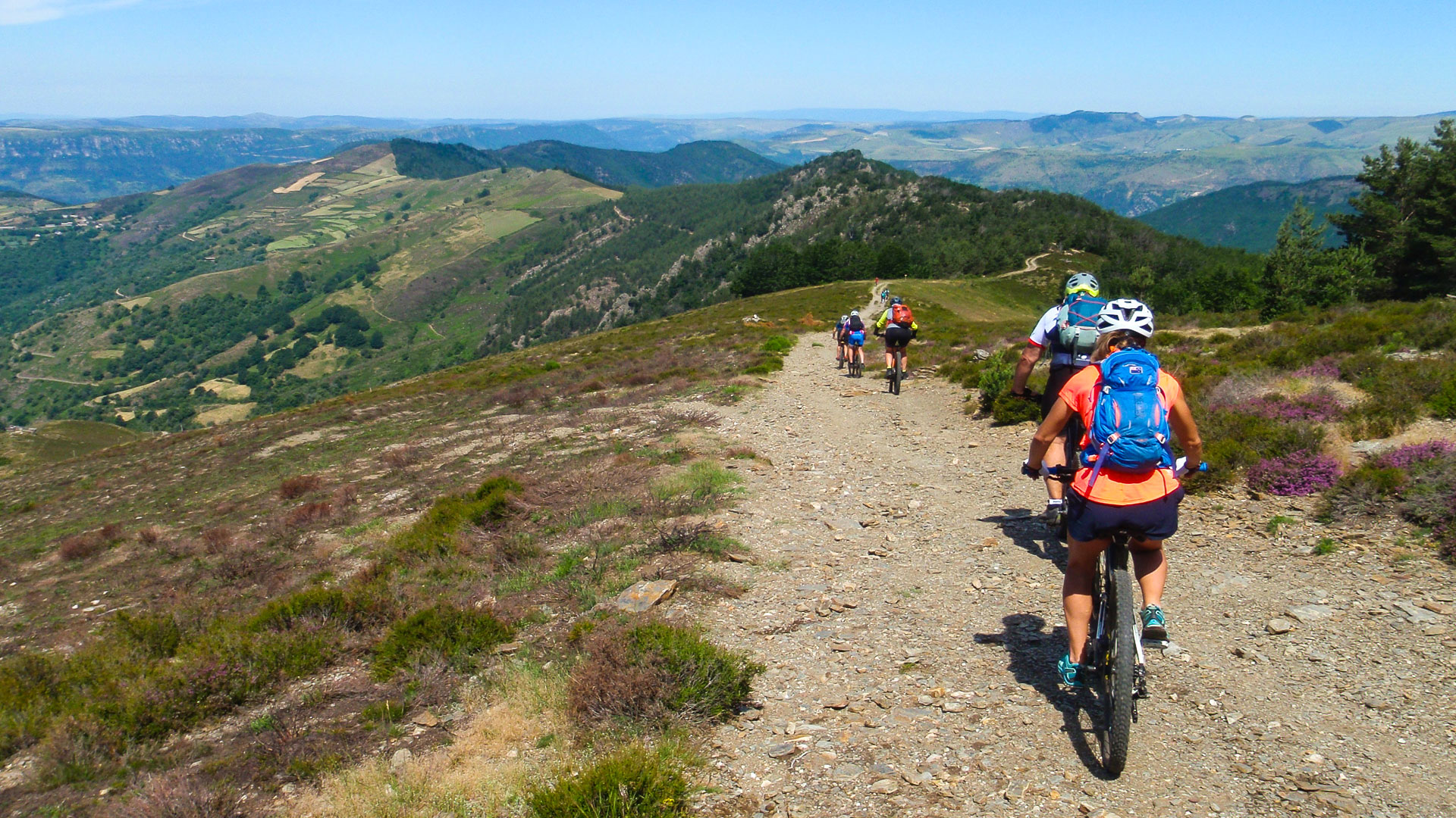 vététistes roulant en vtt électrique sur les crêtes des Monts d'Ardèche