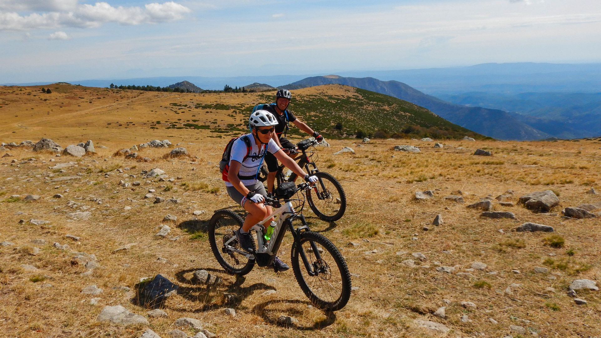 2 vététistes en VTTAE sur les plateaux ardéchois