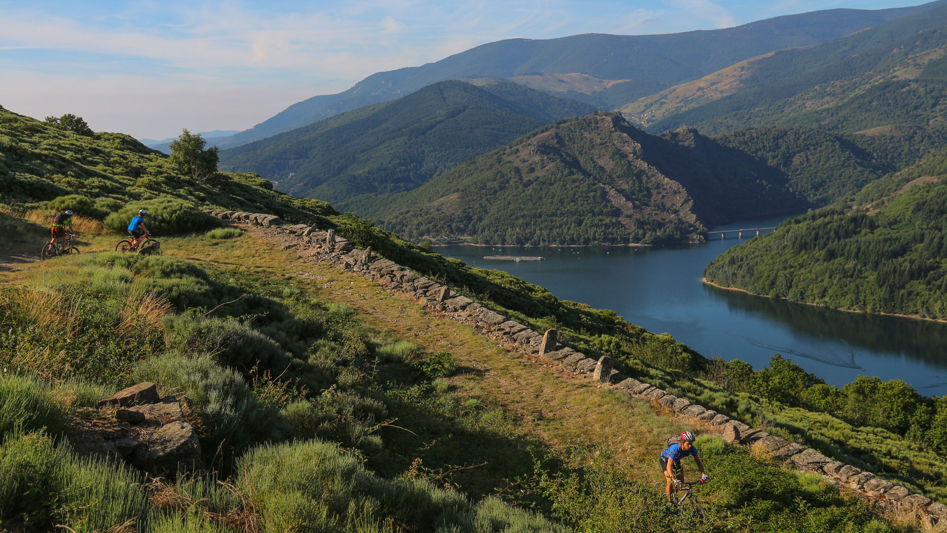 descente à VTTAE au-dessus d'un lac en Ardèche