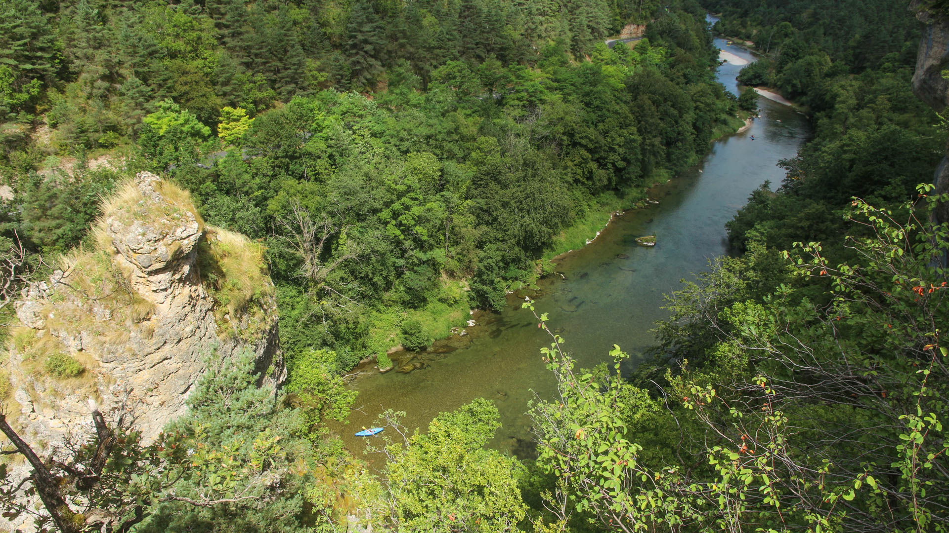 vue plongeante sur une belle rivière de l'Ardèche