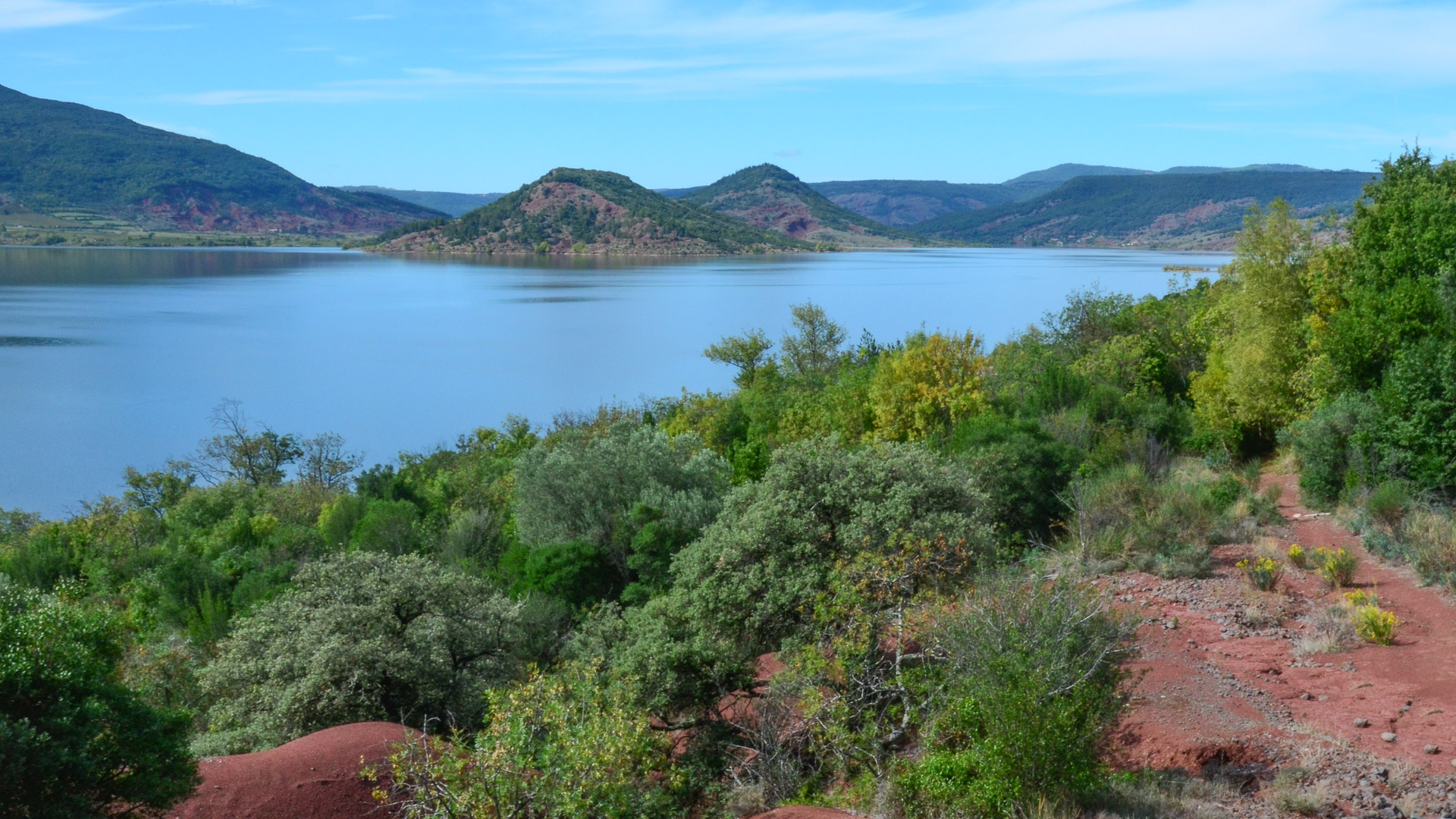 vue sur le lac de Salagou, et ses collines ocres