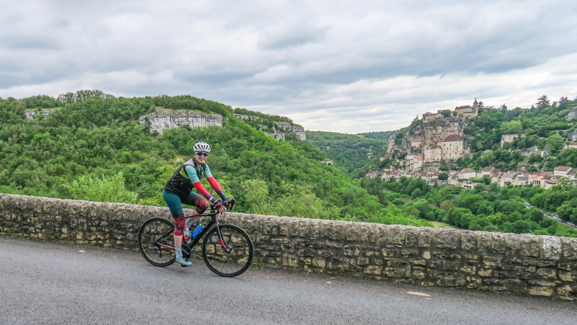 Cycliste devant un village de Rocamadour
