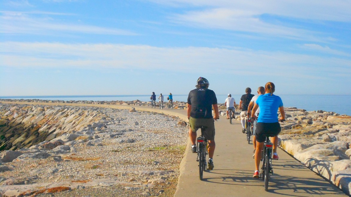 deux voyageurs à vélo longeant un port de plaisance en Algarve