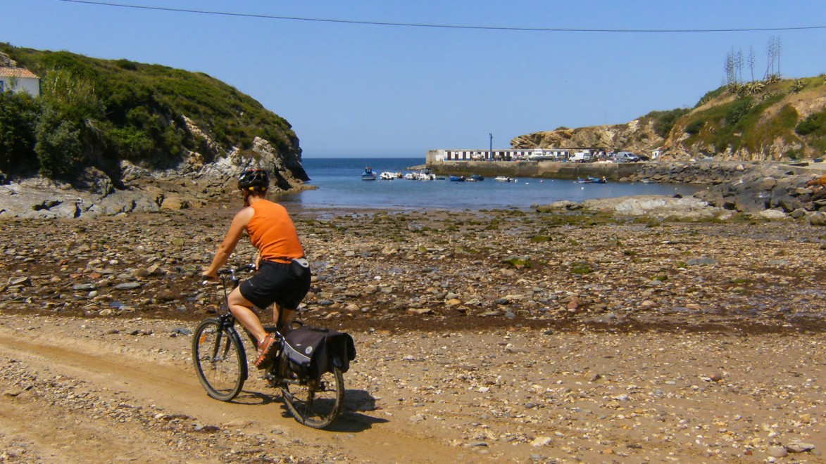 cycliste à côté d'une crique isolée en Algarve