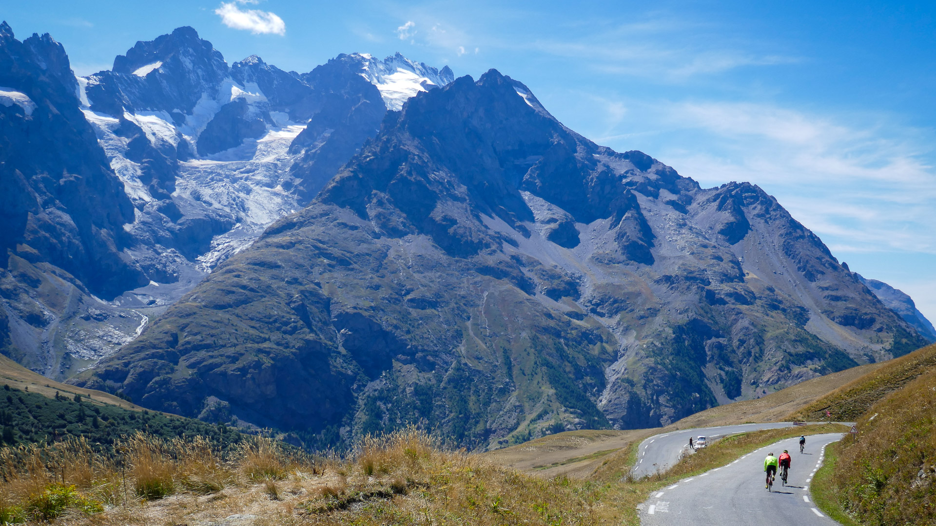 Dans la descente du Galibier, la vue sur la Meije et les sommets des Ecrins est splendide