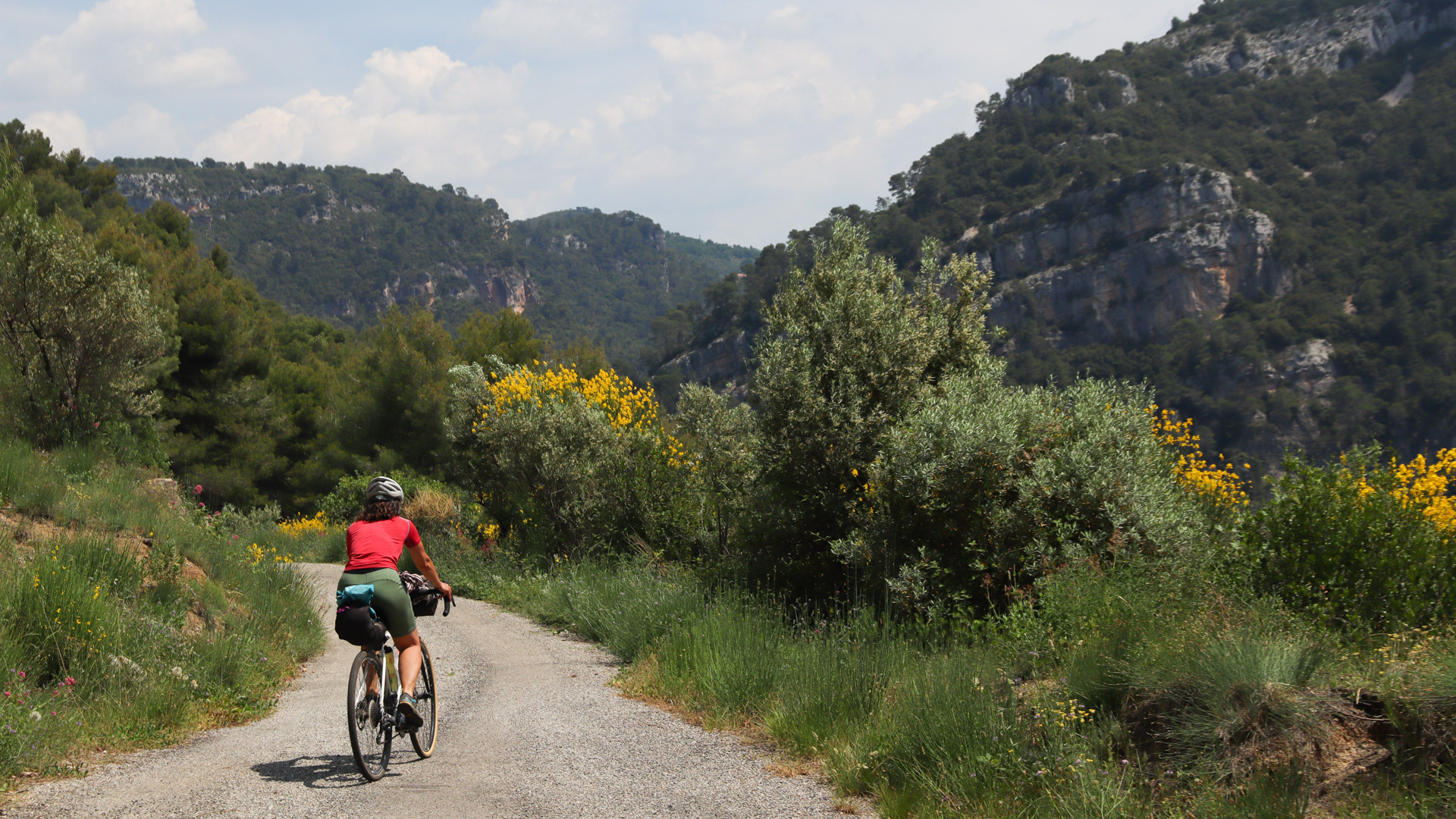 une cycliste gravel sur un petit chemin au coeur de la Provence